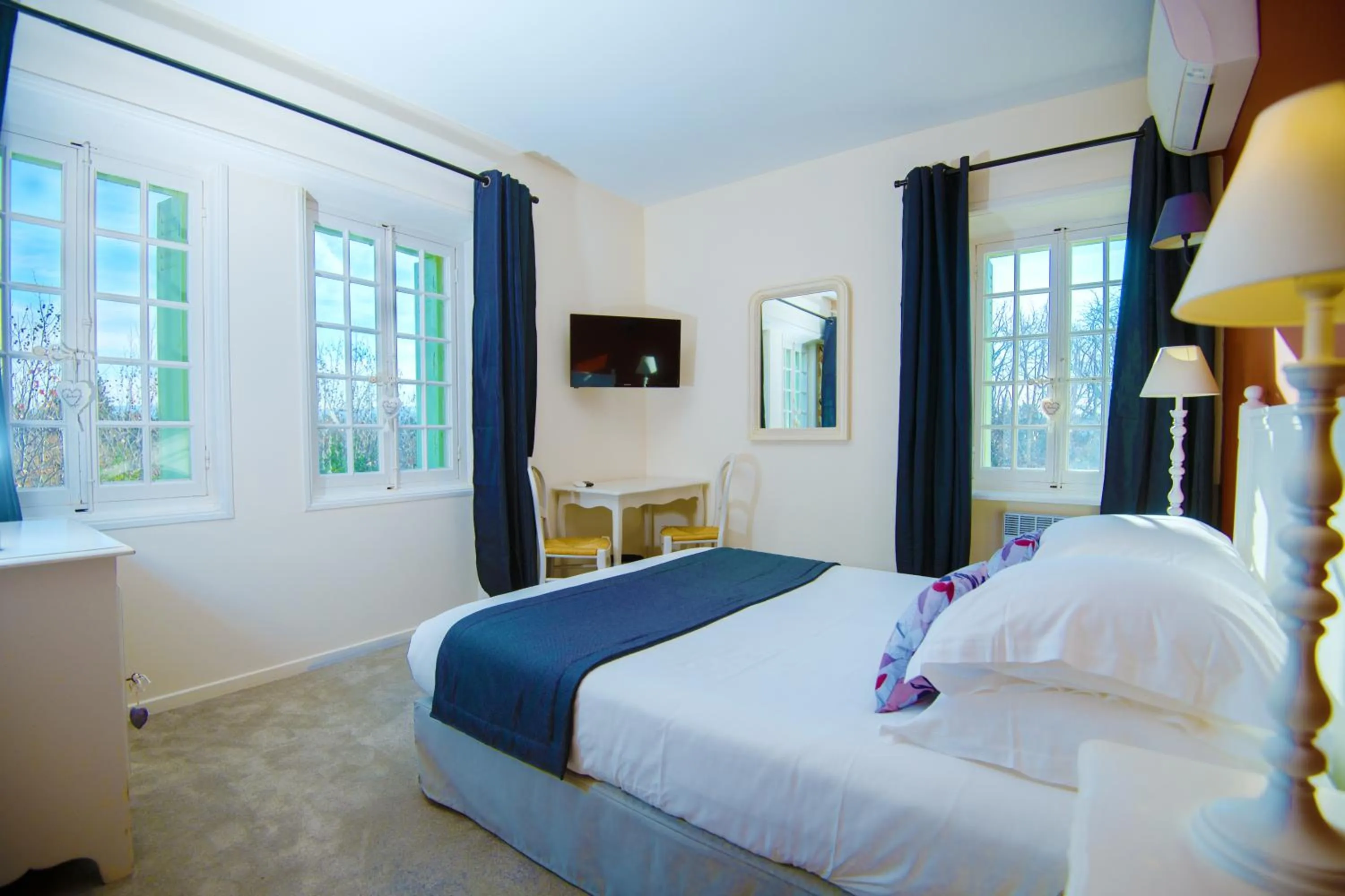 Bed in Demeures et Châteaux Hôtel L'Hermitage