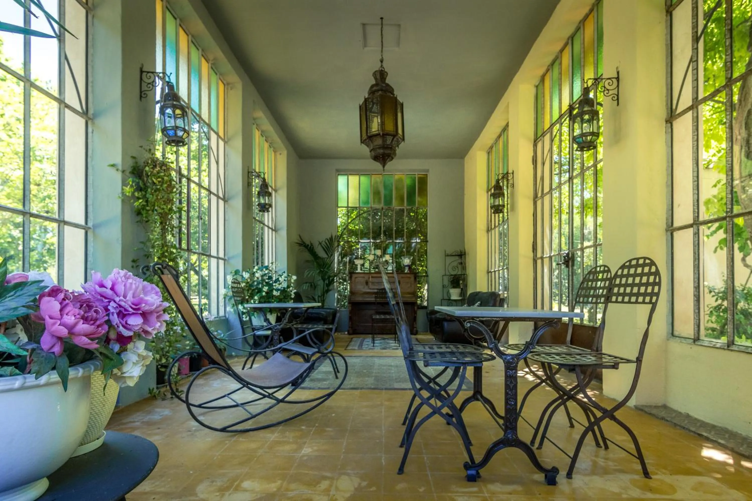 Patio in Demeures et Châteaux Hôtel L'Hermitage