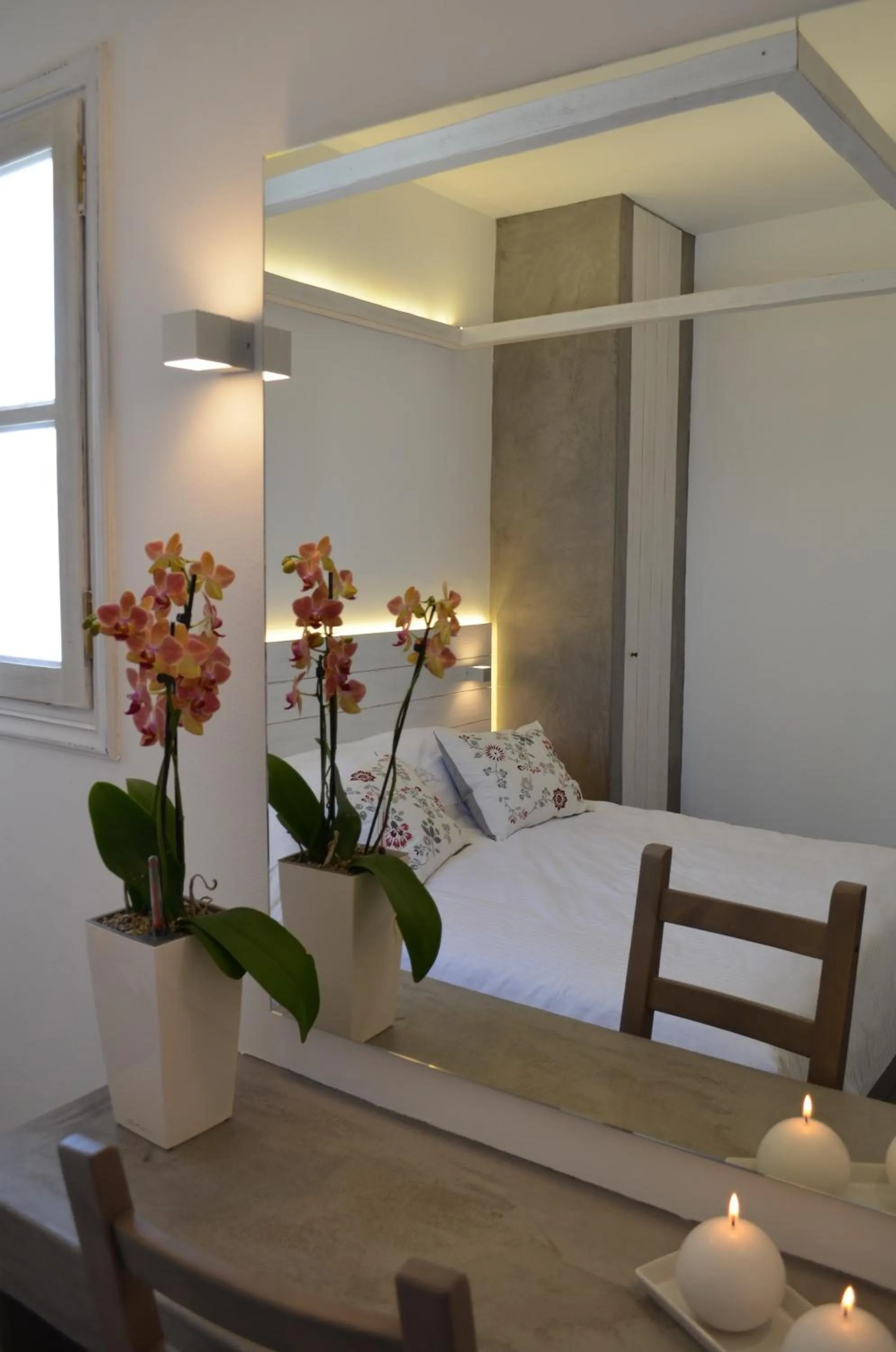 Seating area, Bed in Lindian Pearl