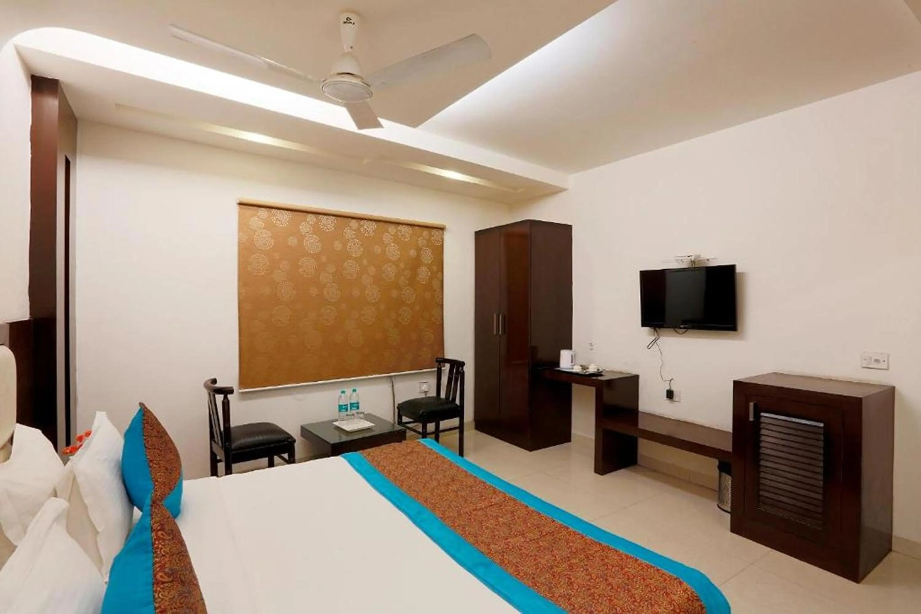 Bedroom, Bed in Arch Anand Lok Inn Mahipalpur, IGI Delhi Airport