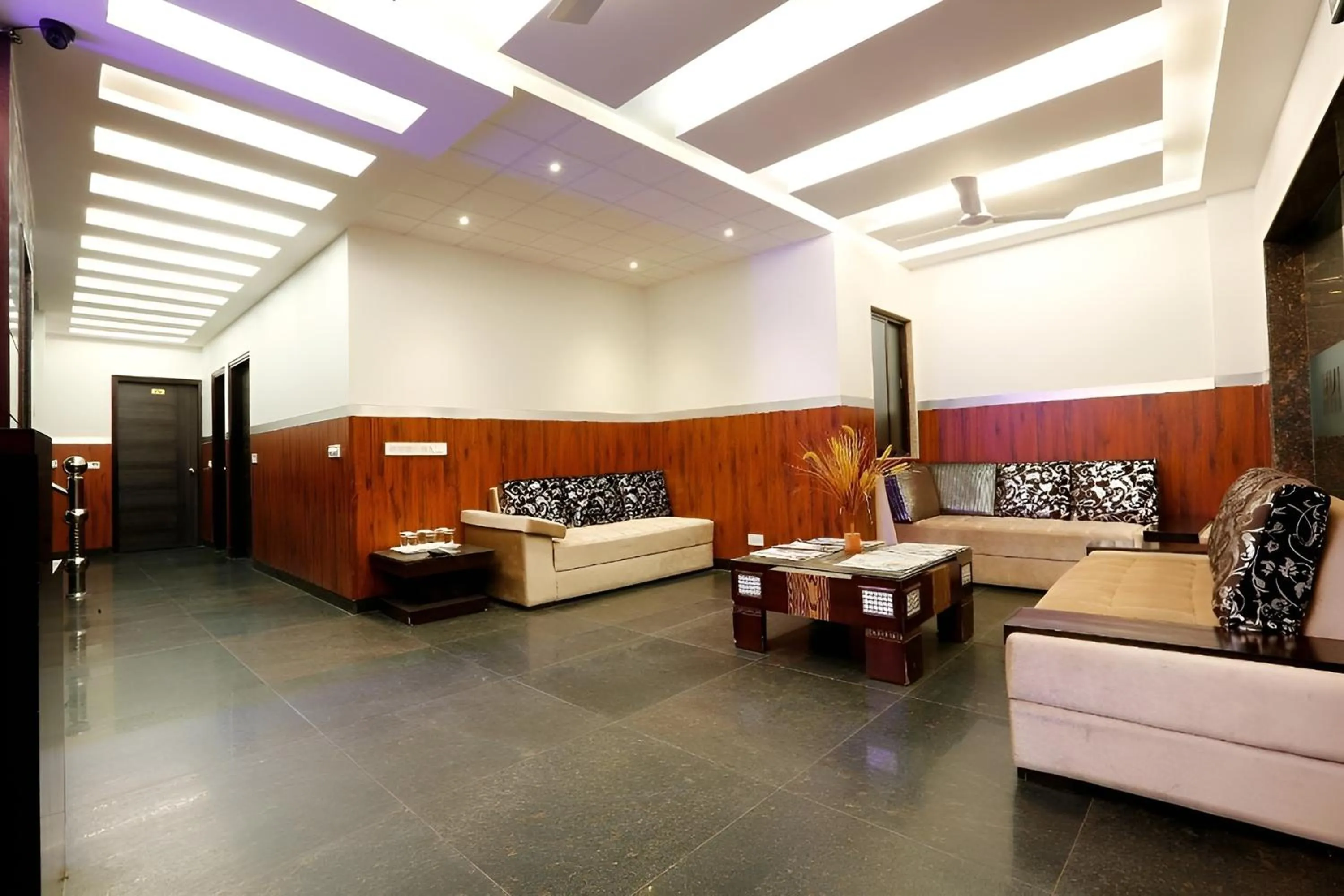 Lobby or reception in Arch Anand Lok Inn Mahipalpur, IGI Delhi Airport