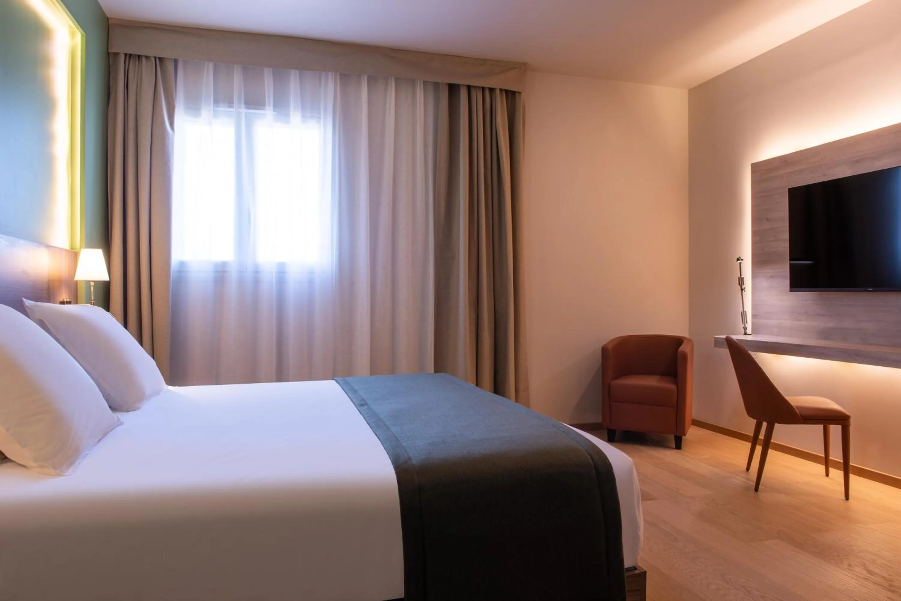 Bed in Golden Tulip Dieppe Hôtel & Spa