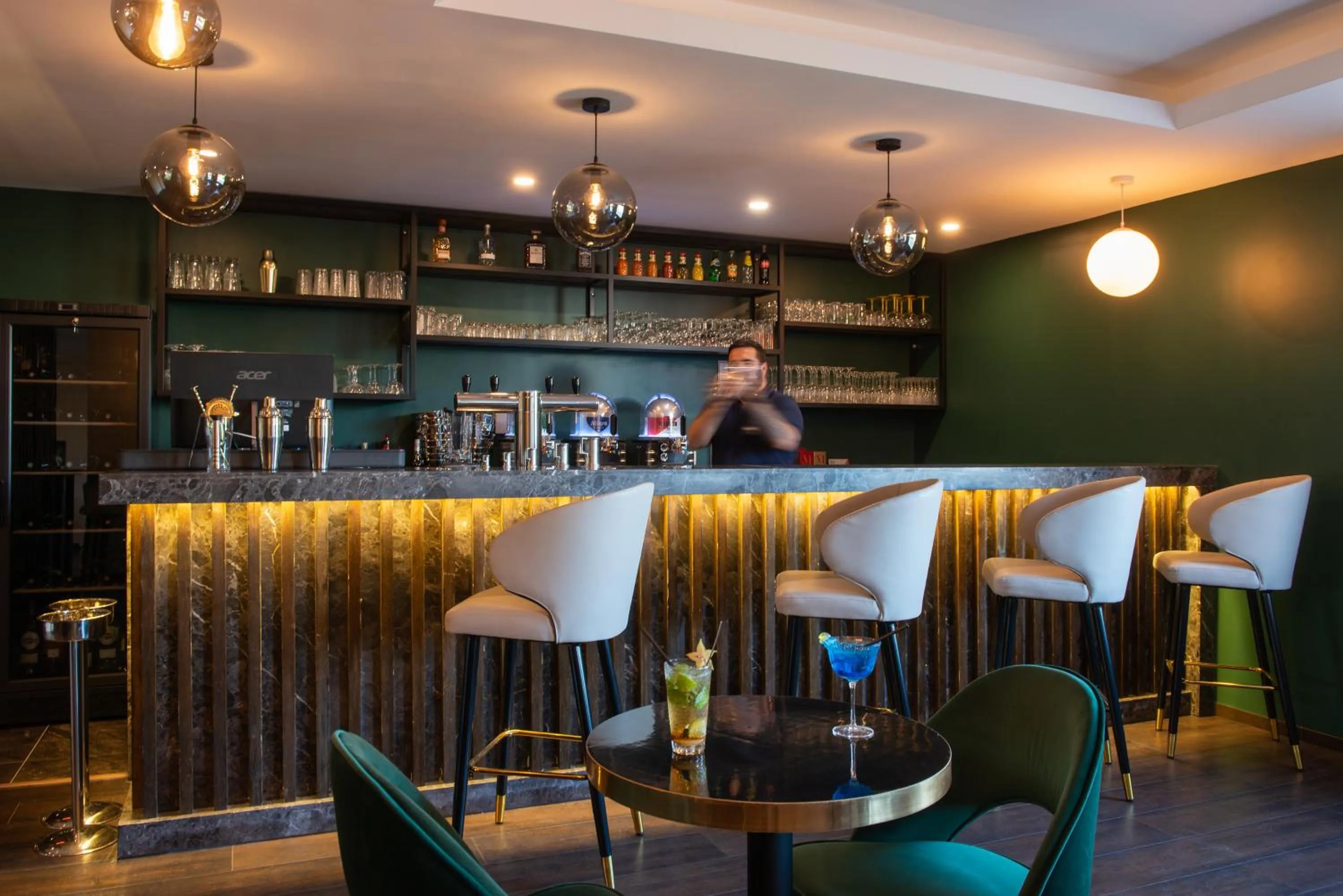 Lounge or bar in Golden Tulip Dieppe Hôtel & Spa