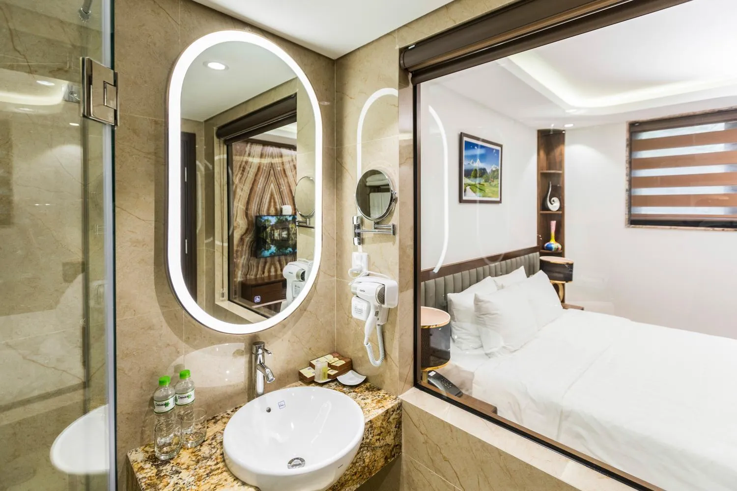 Bathroom, Bed in Blubiz Hotel Mỹ Đình (Blubiz Hotel 2)