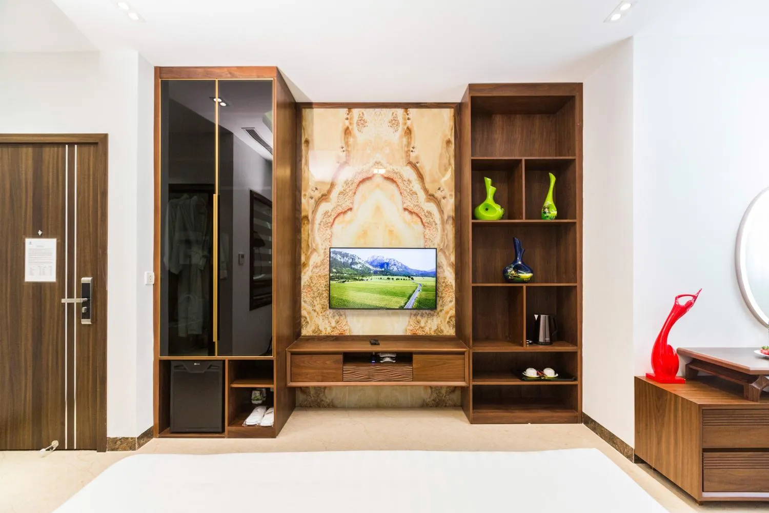 wardrobe in Blubiz Hotel Mỹ Đình (Blubiz Hotel 2)