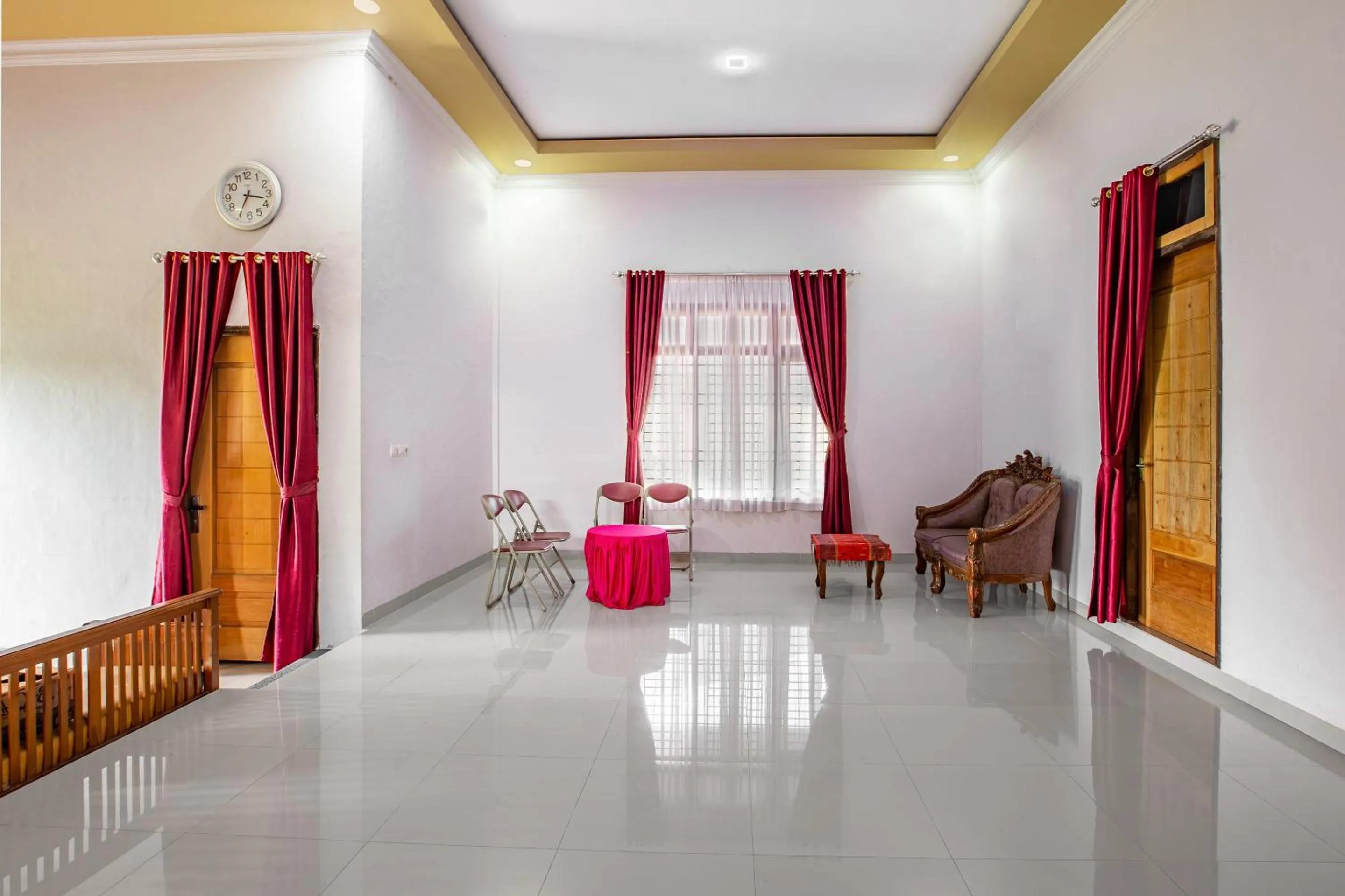 Lobby or reception in Hotel O Homestay Romauli Kampung Radja