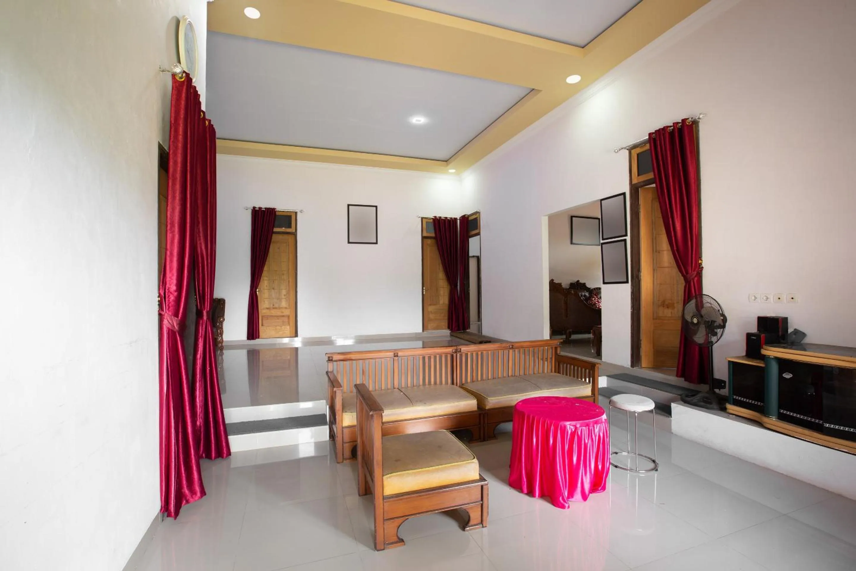 Lobby or reception in Hotel O Homestay Romauli Kampung Radja