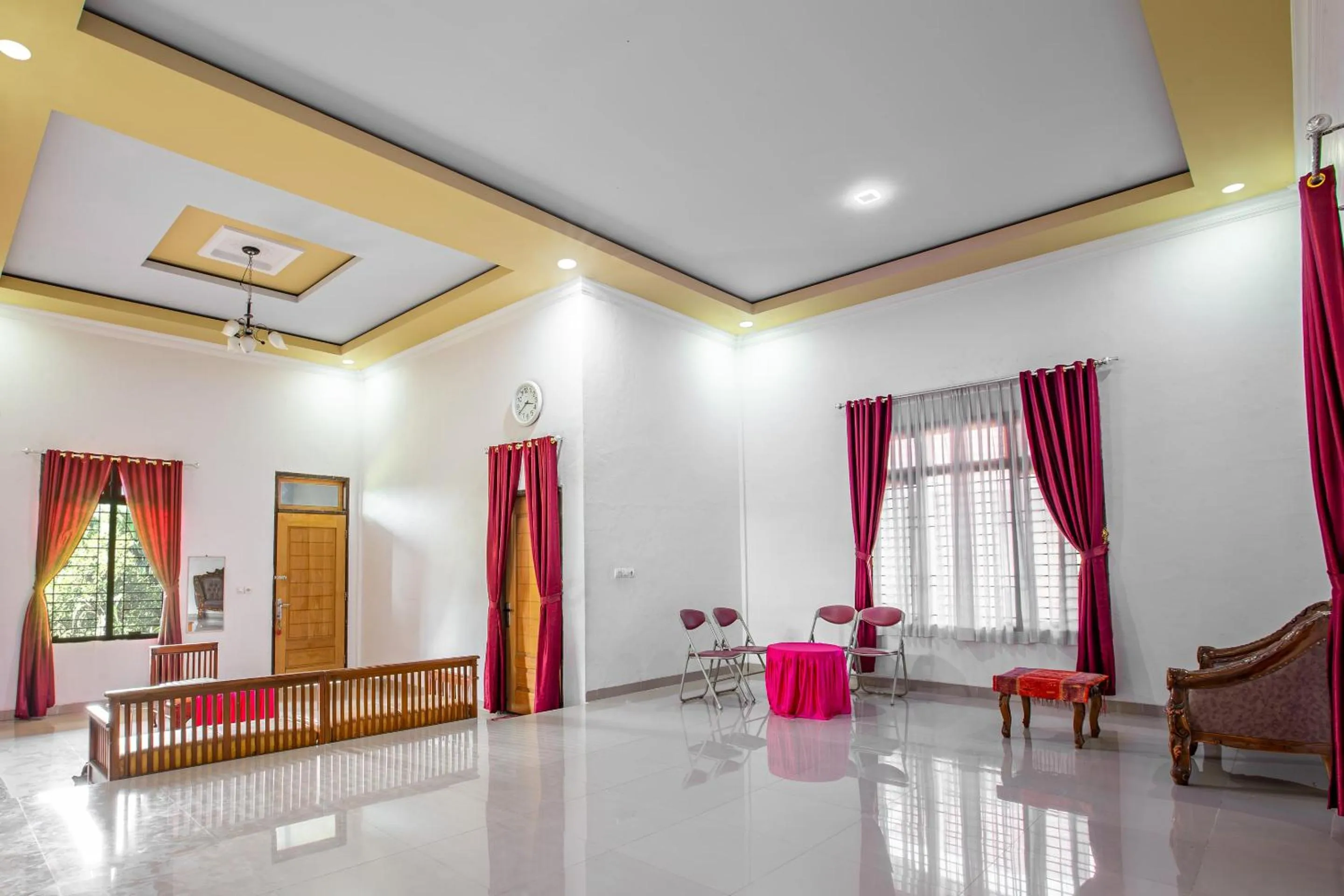 Lobby or reception in Hotel O Homestay Romauli Kampung Radja