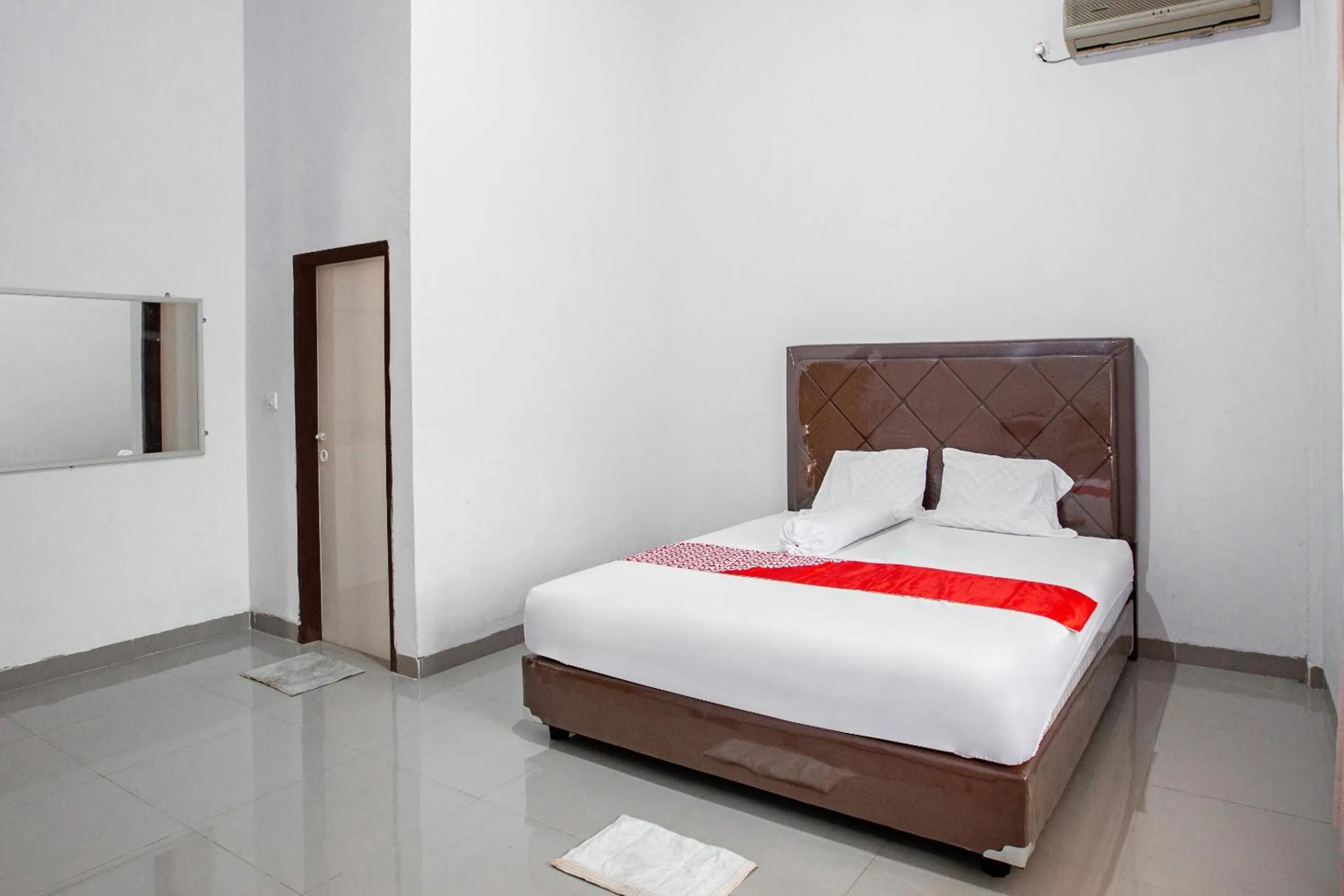 Bedroom, Bed in Hotel O Homestay Romauli Kampung Radja