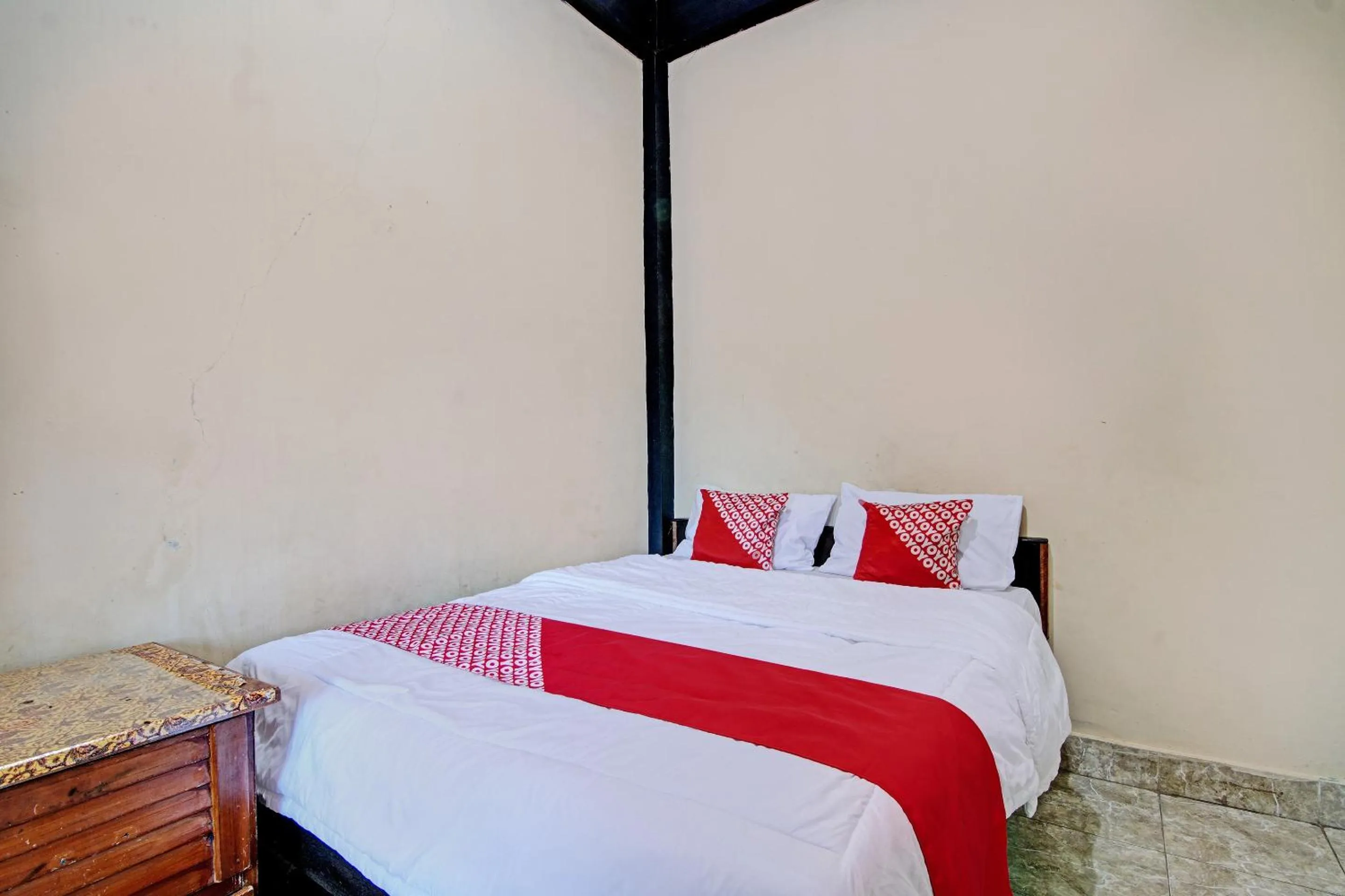 Bedroom, Bed in Hotel O Wisma Pangestu SyariahNearTamanselera