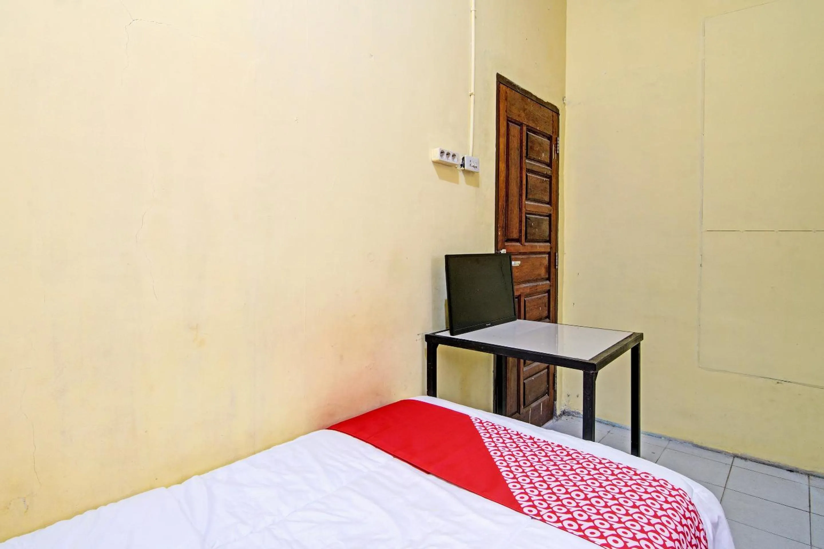 Bedroom, Bed in Hotel O Wisma Pangestu SyariahNearTamanselera