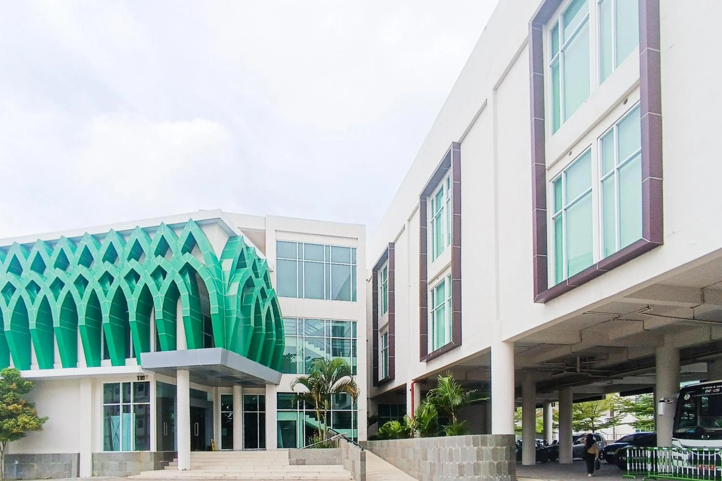 Facade/entrance in Urbanview Hotel Syariah UIN Mataram
