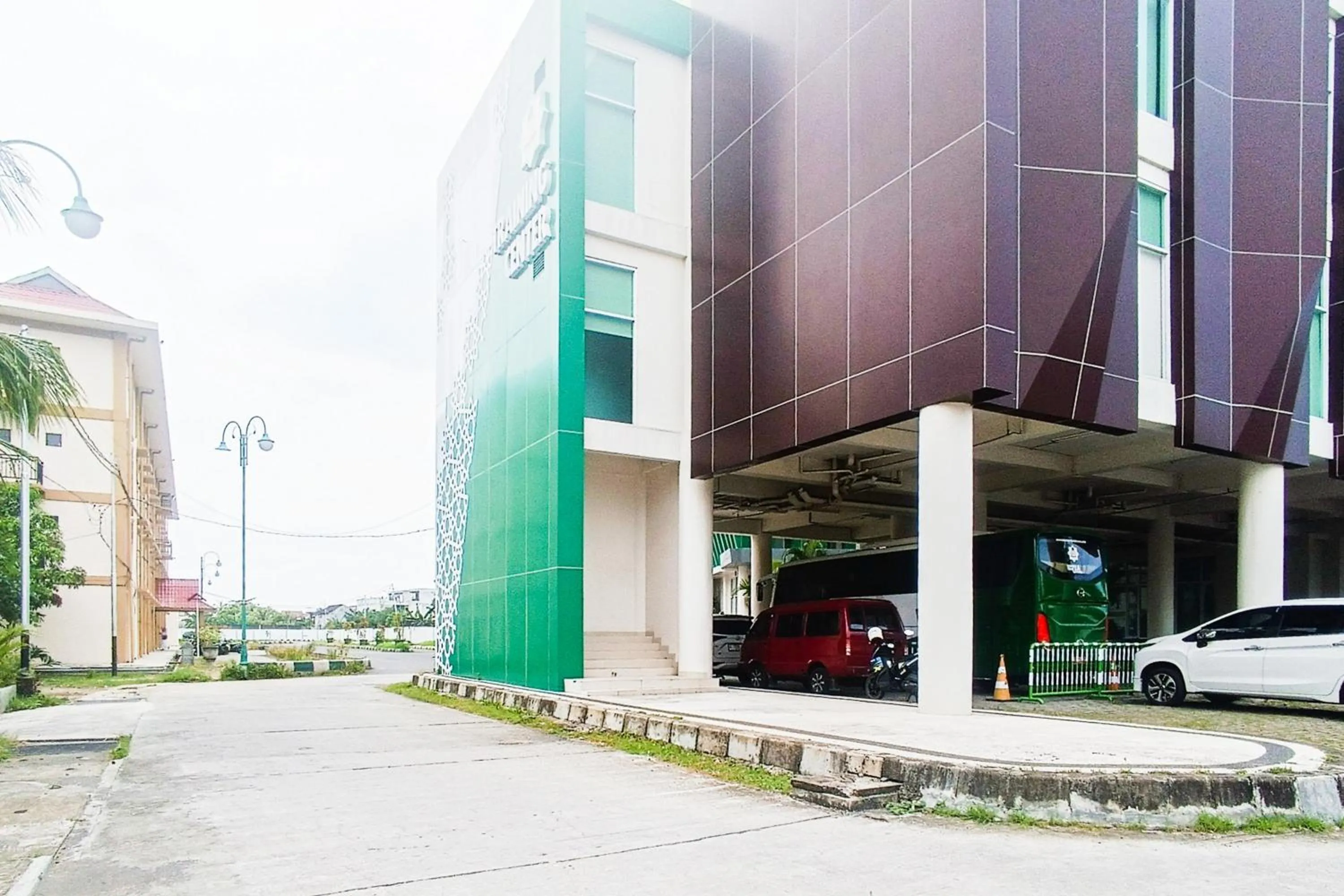 Facade/entrance in Urbanview Hotel Syariah UIN Mataram