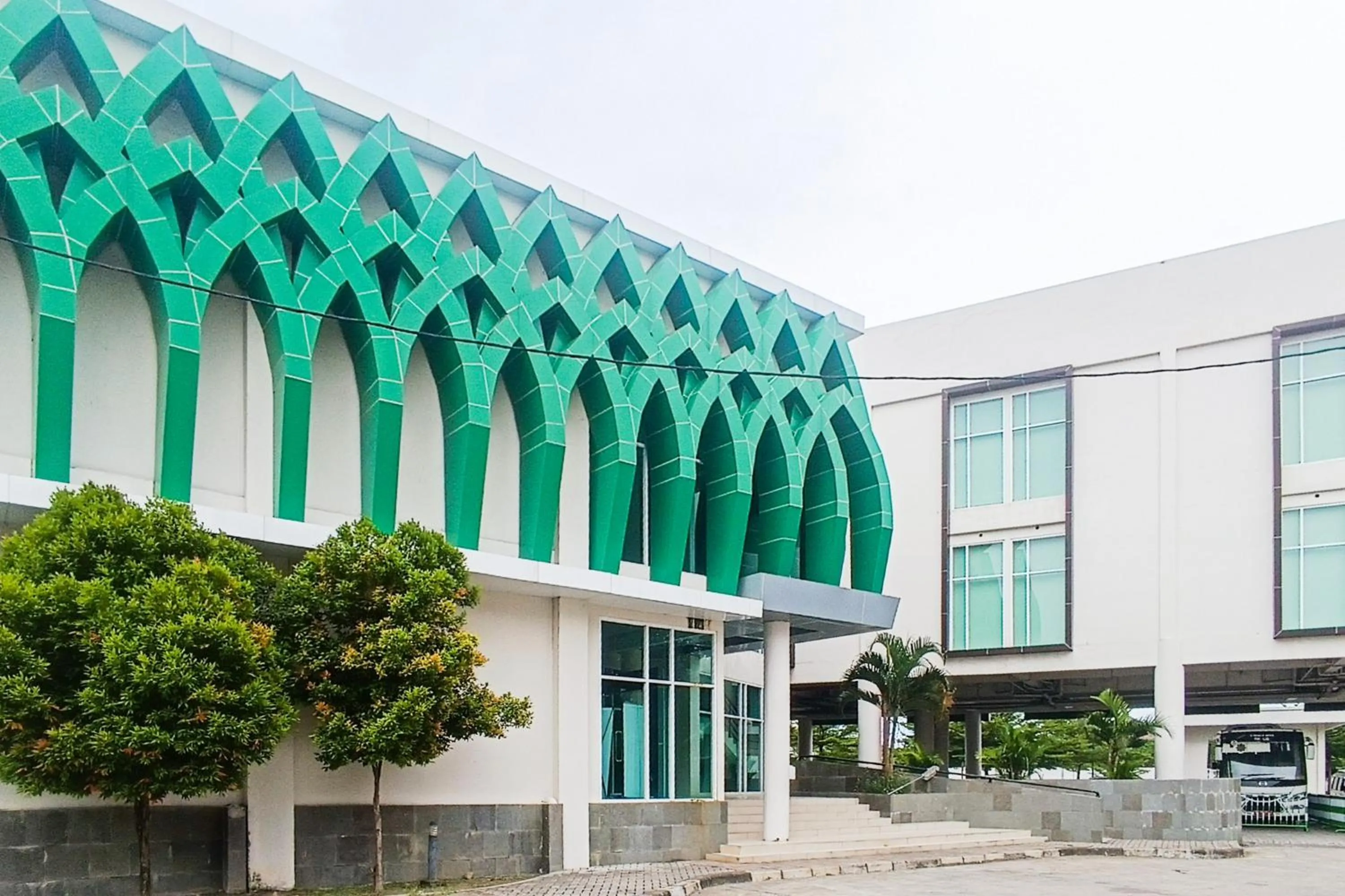 Facade/entrance in Urbanview Hotel Syariah UIN Mataram