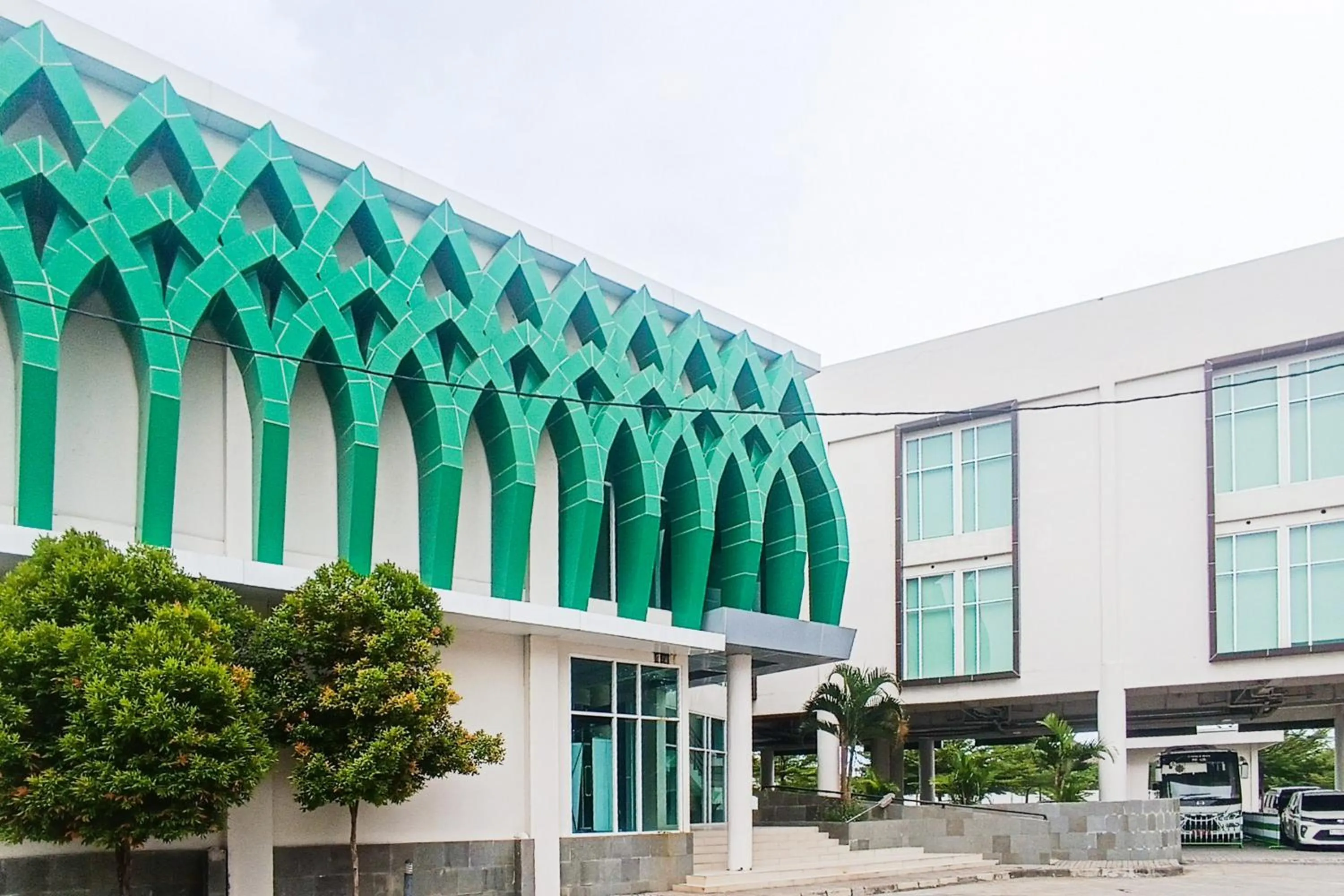 Facade/entrance in Urbanview Hotel Syariah UIN Mataram