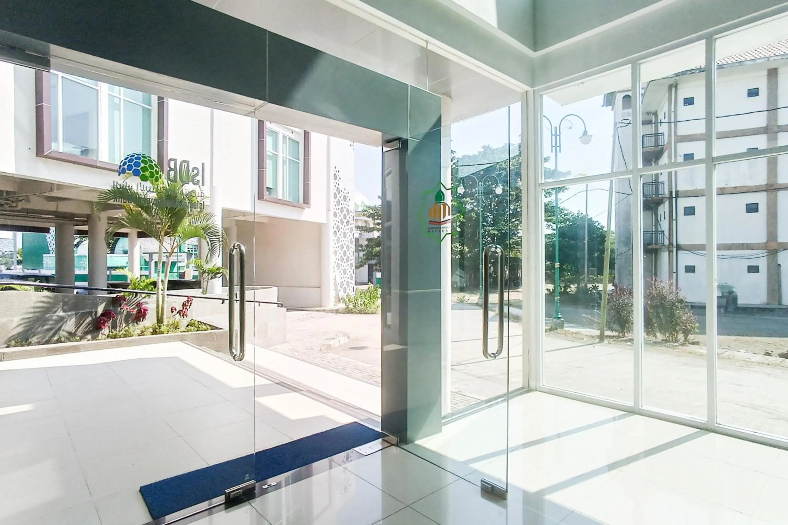 Facade/entrance in Urbanview Hotel Syariah UIN Mataram