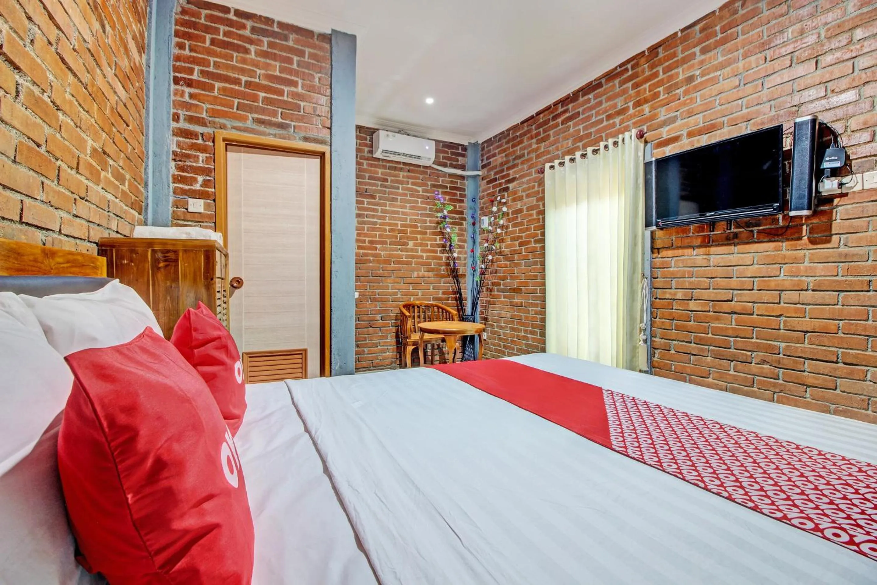 Bedroom in OYO 92606 Djoglo Boto Homestay Syariah