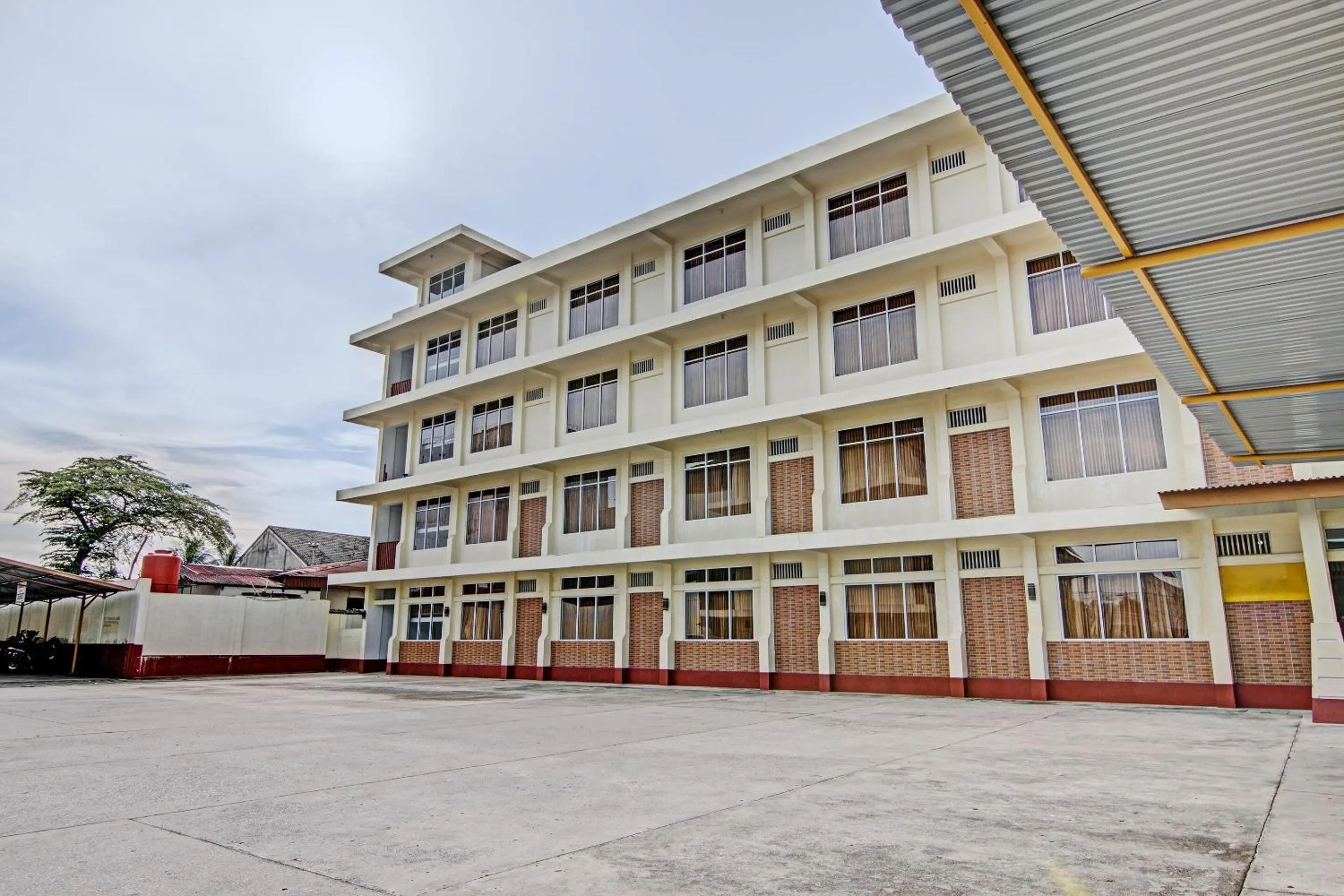 Facade/entrance in Hotel O Pondok Anggrek Syariah