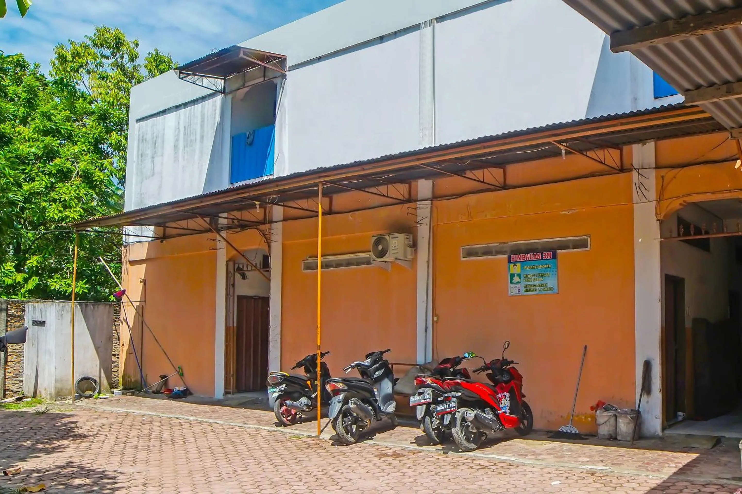 Facade/entrance in Hotel O Mandiri Inn
