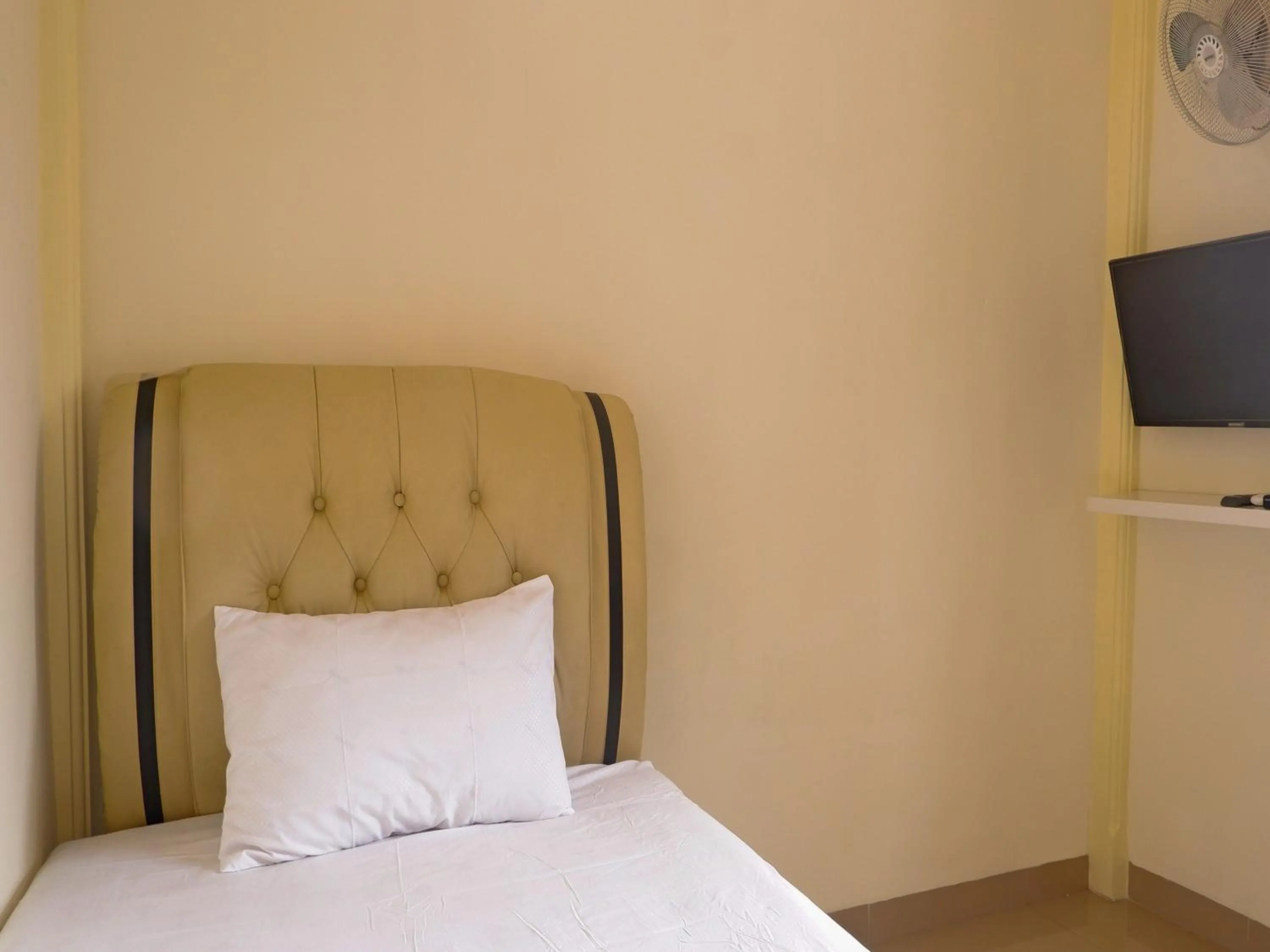 Bedroom, Bed in OYO Life 92632 Kost Pondok Kito