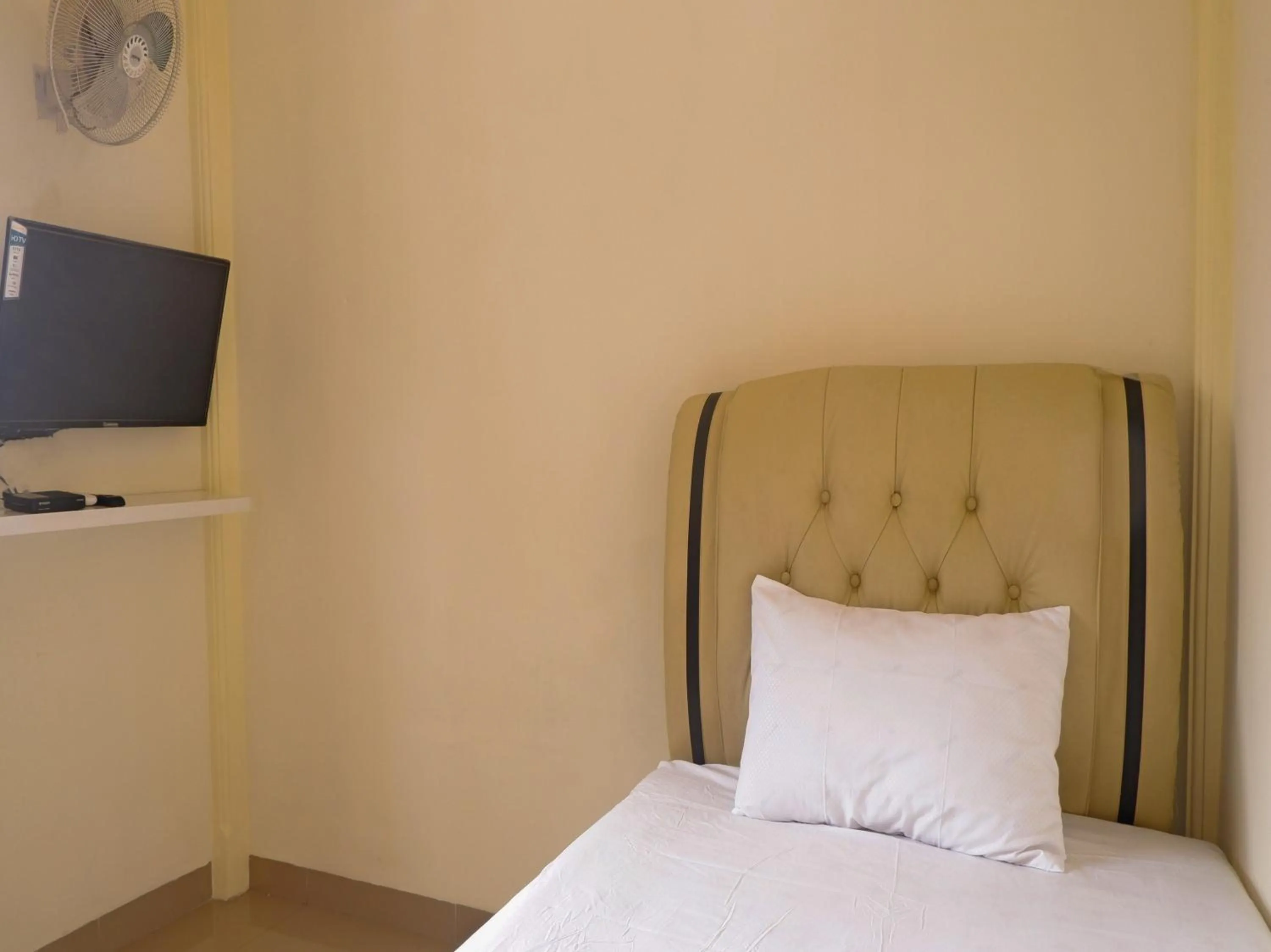 Bedroom, Bed in OYO Life 92632 Kost Pondok Kito