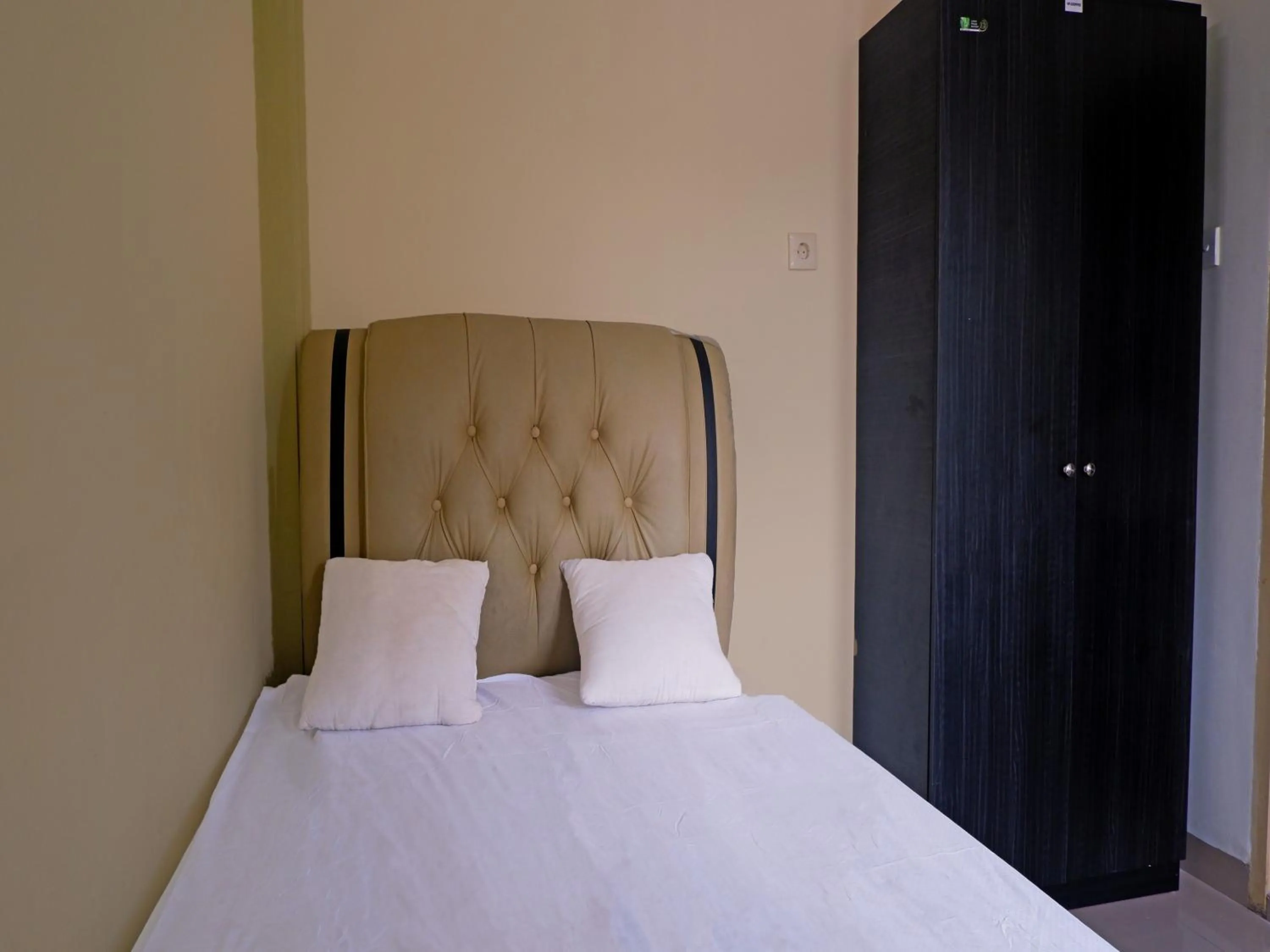 Bedroom, Bed in OYO Life 92632 Kost Pondok Kito