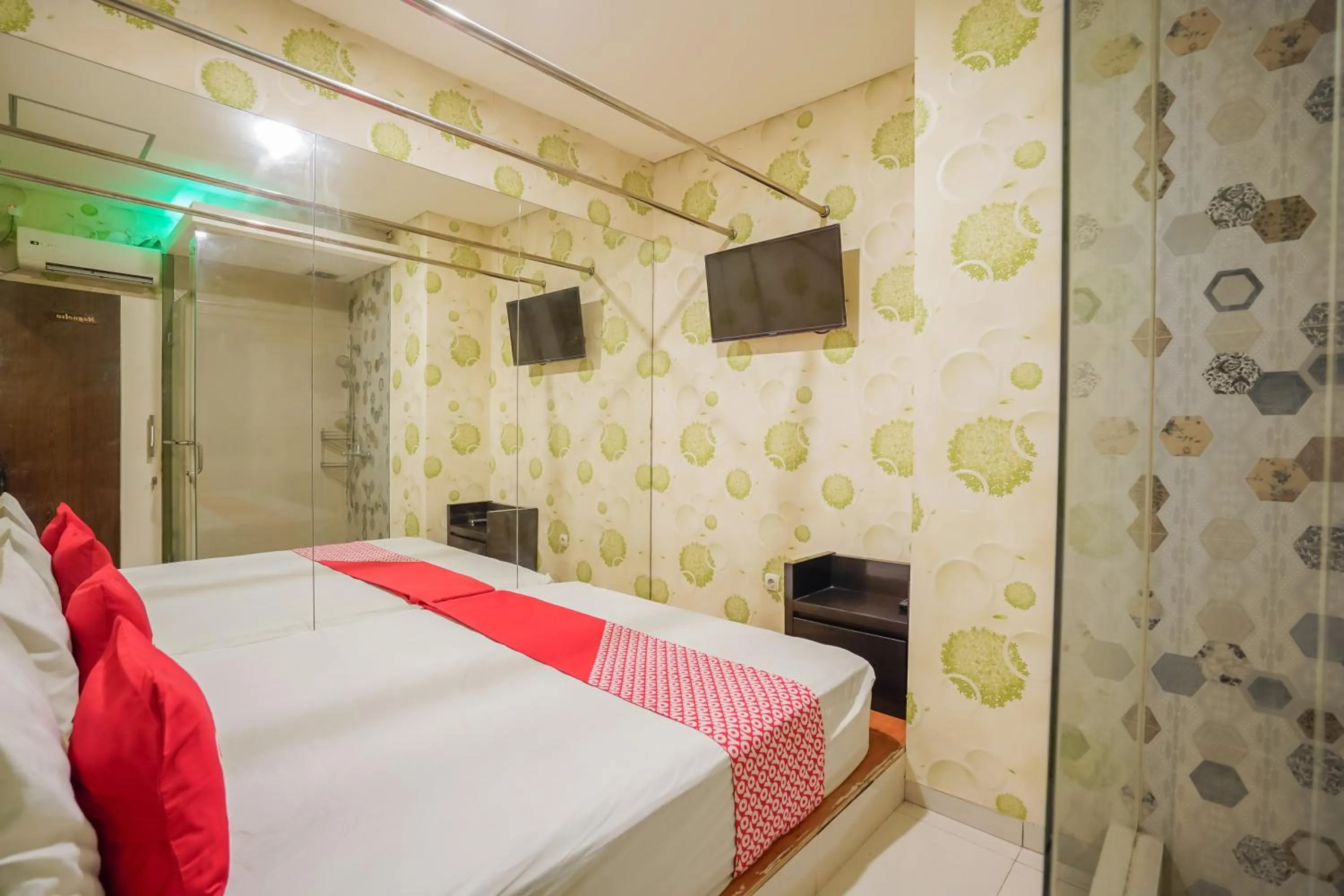 Bedroom, Bed in Super OYO Capital O 92633 Spring Hotel Gubeng