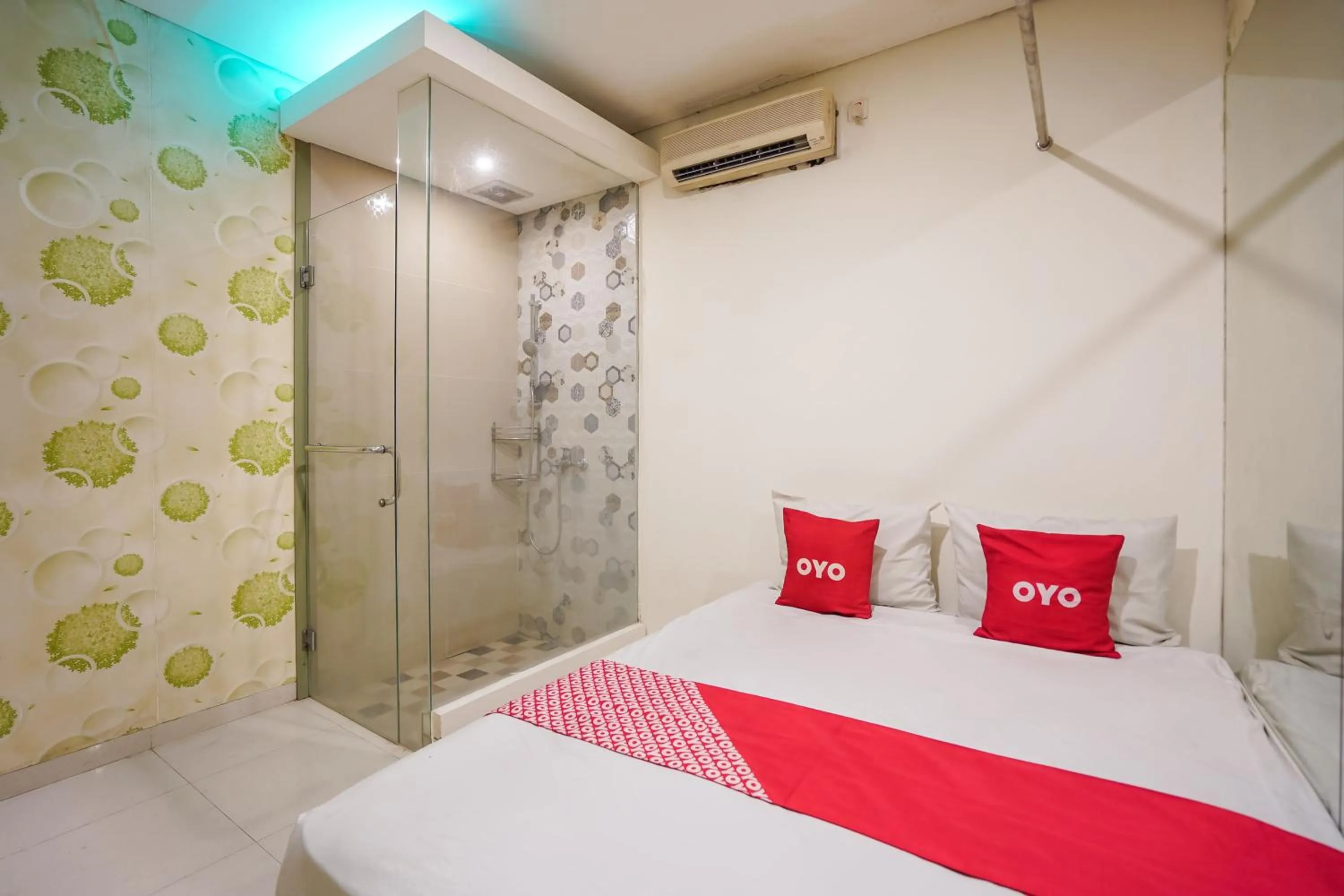 Bedroom, Bed in Super OYO Capital O 92633 Spring Hotel Gubeng