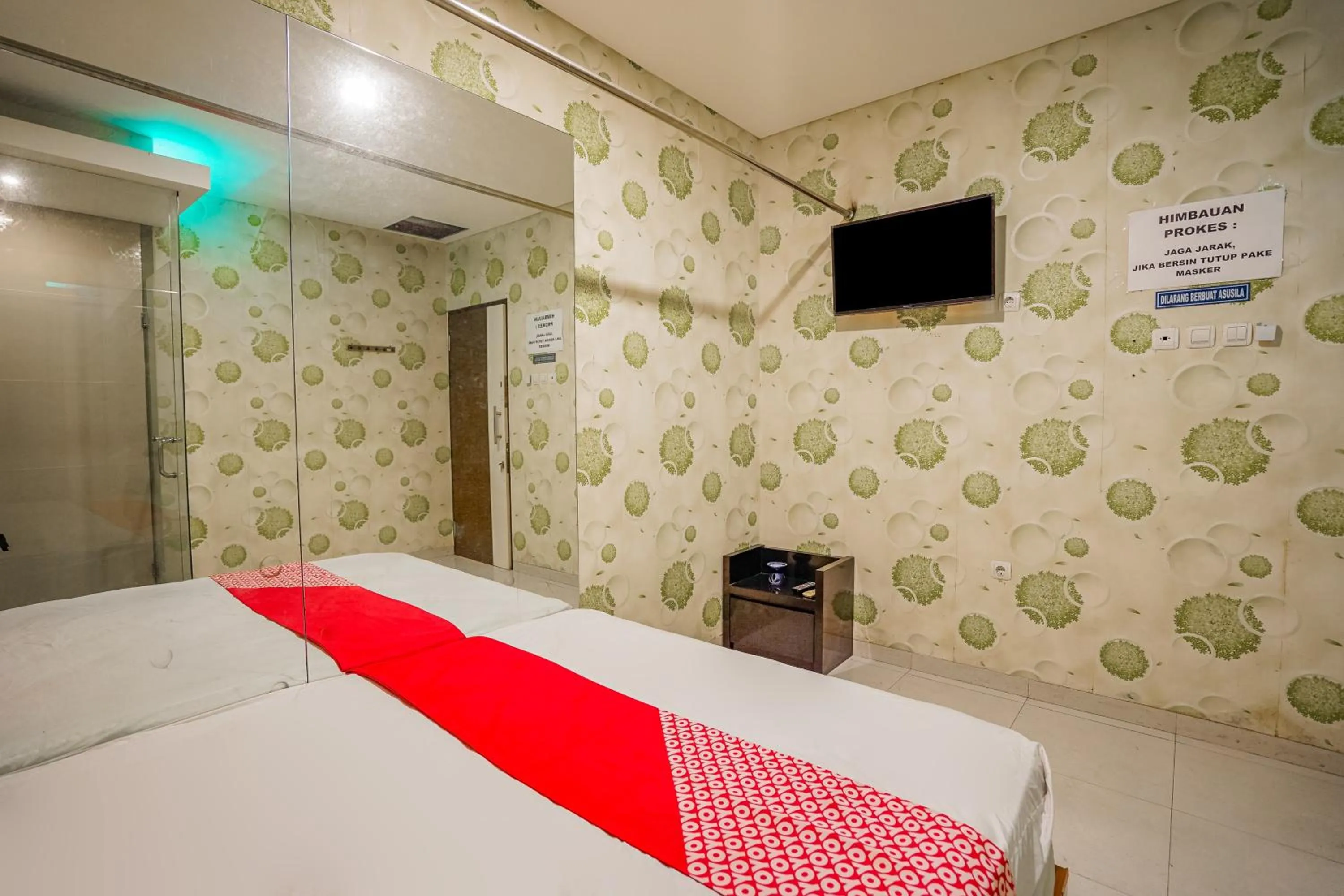 Bedroom, Bed in Super OYO Capital O 92633 Spring Hotel Gubeng