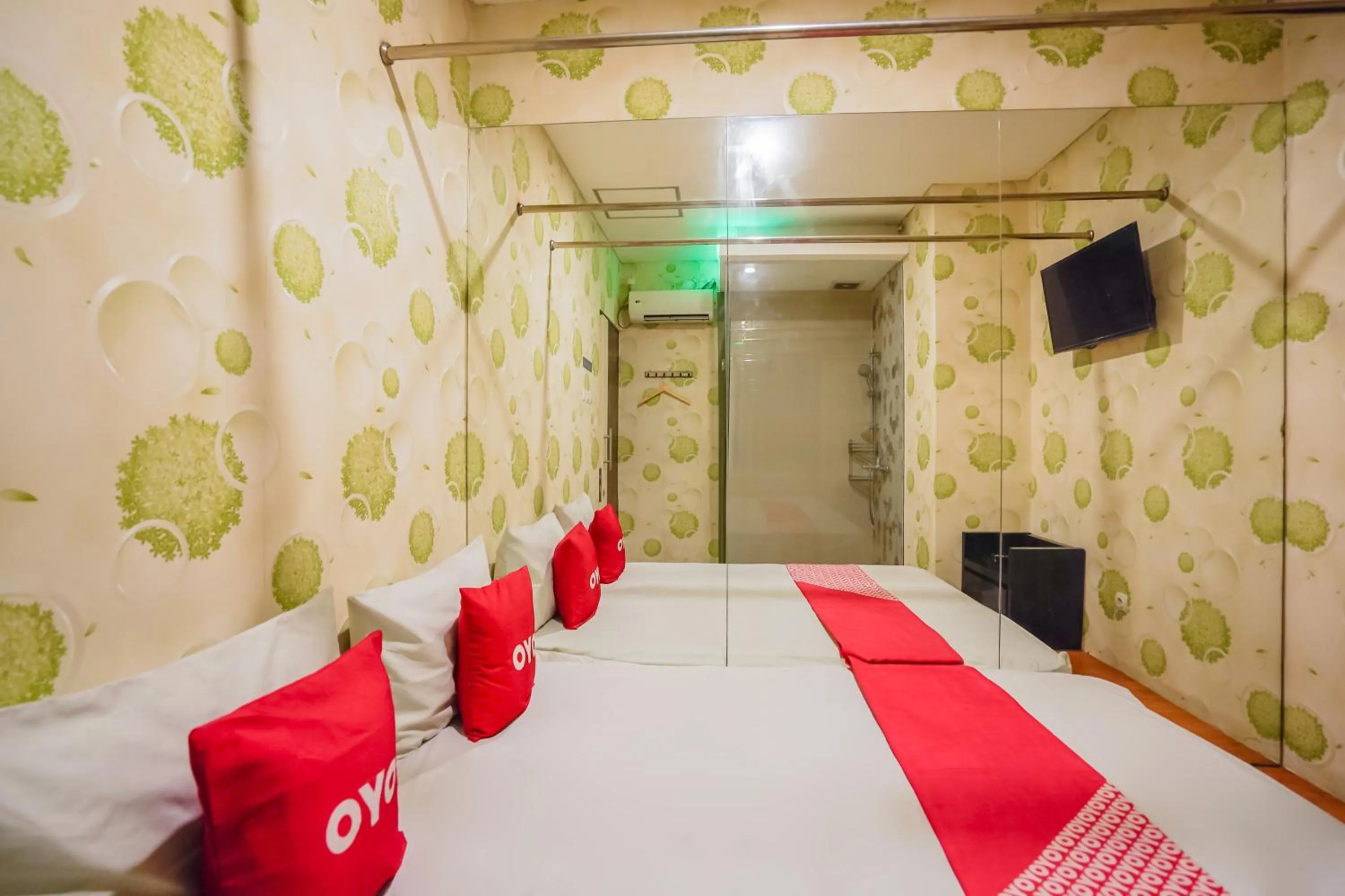 Bedroom, Bed in Super OYO Capital O 92633 Spring Hotel Gubeng