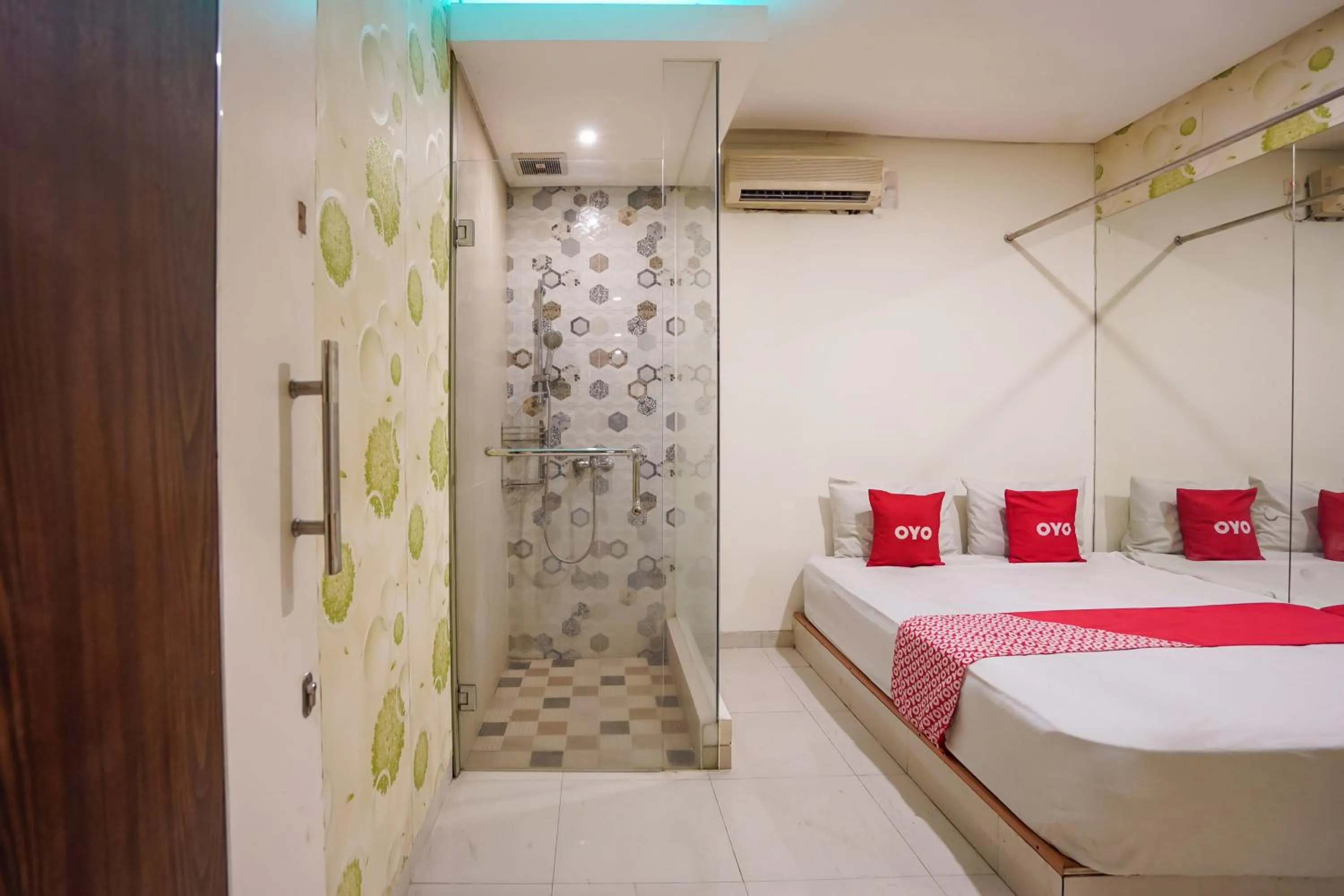 Bedroom, Bed in Super OYO Capital O 92633 Spring Hotel Gubeng