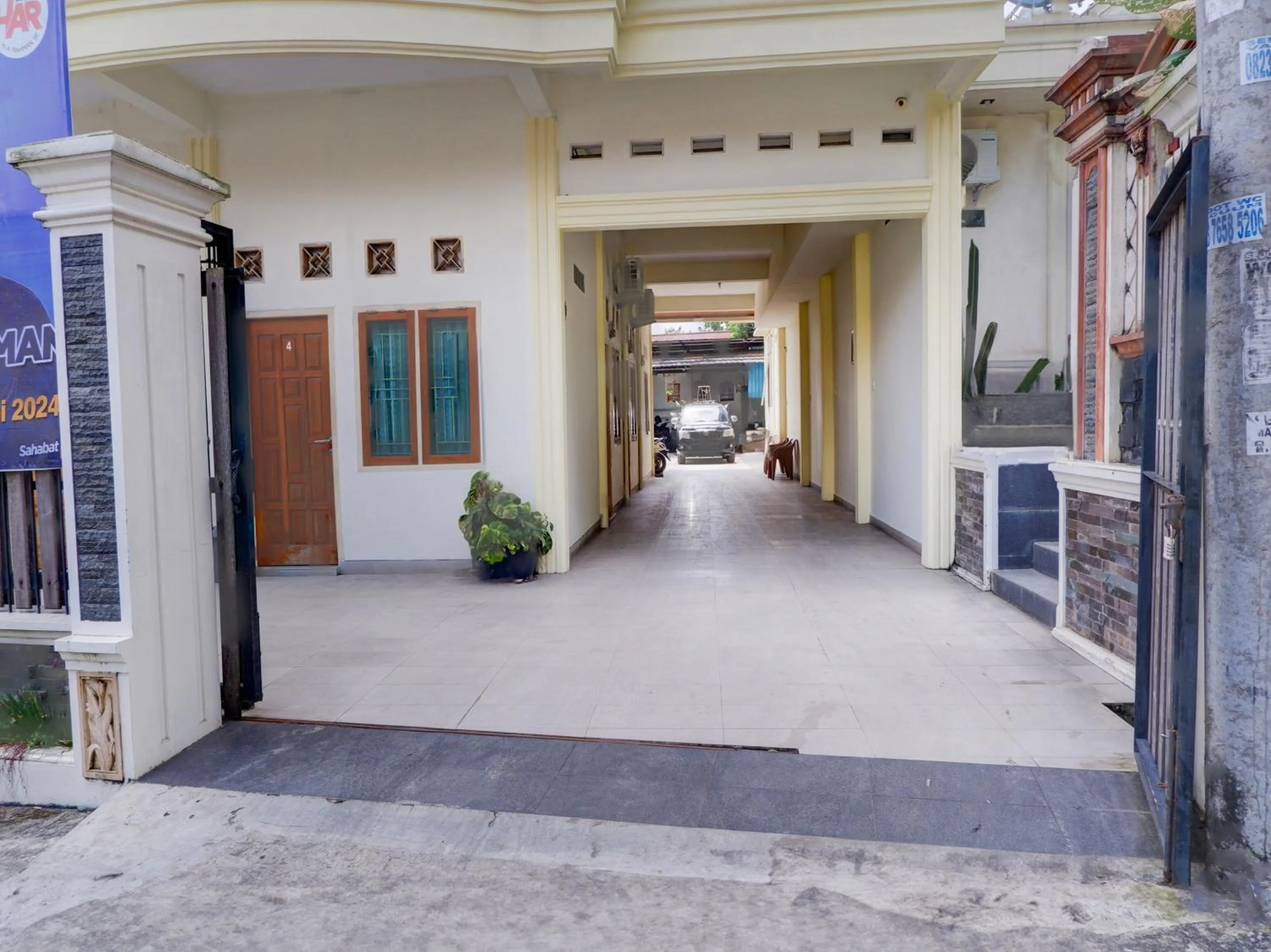 Facade/entrance in OYO Life 92637 Kost Arya Exclusive