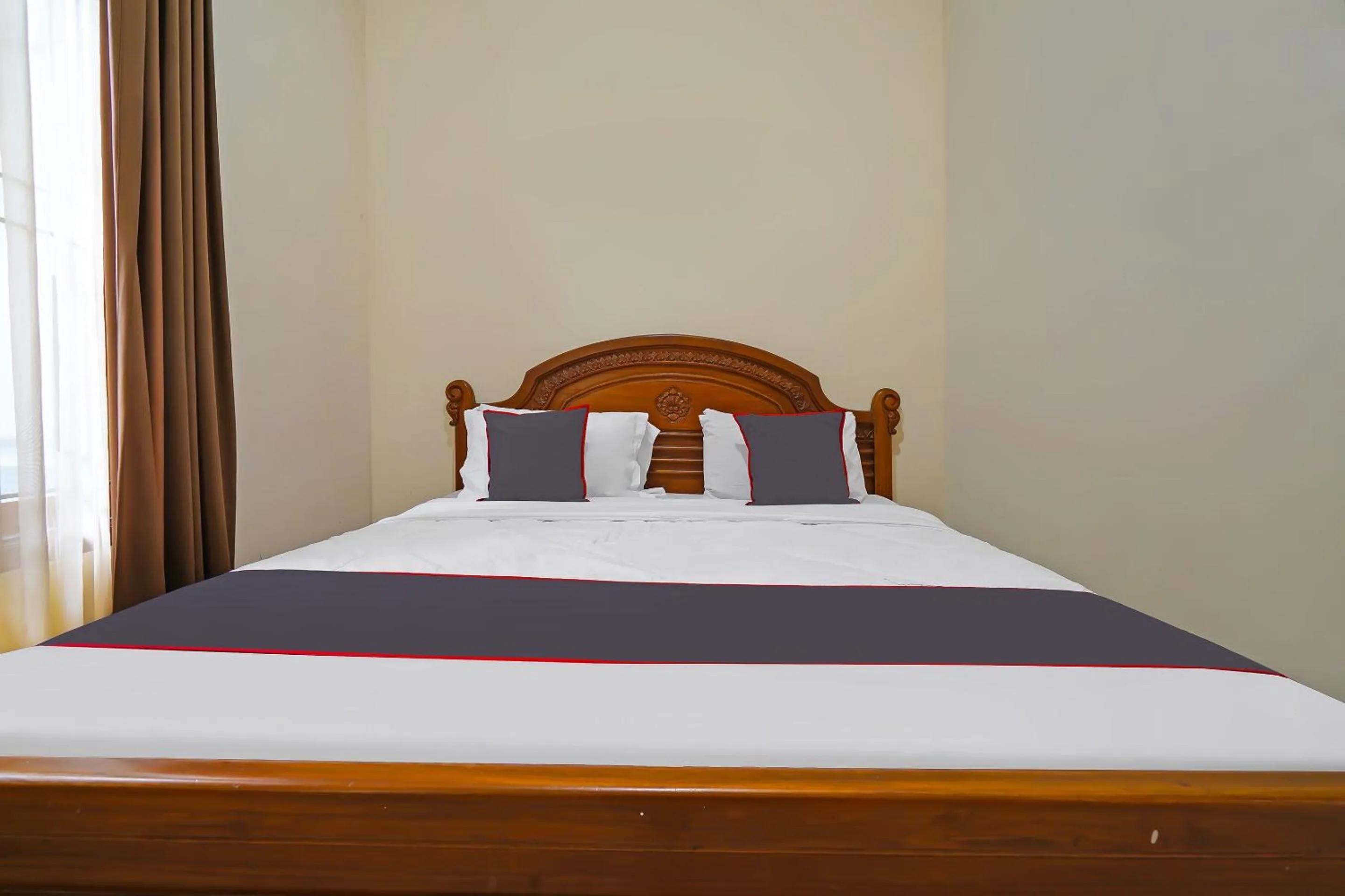 Bedroom, Bed in Collection O 92634 Villa Ds