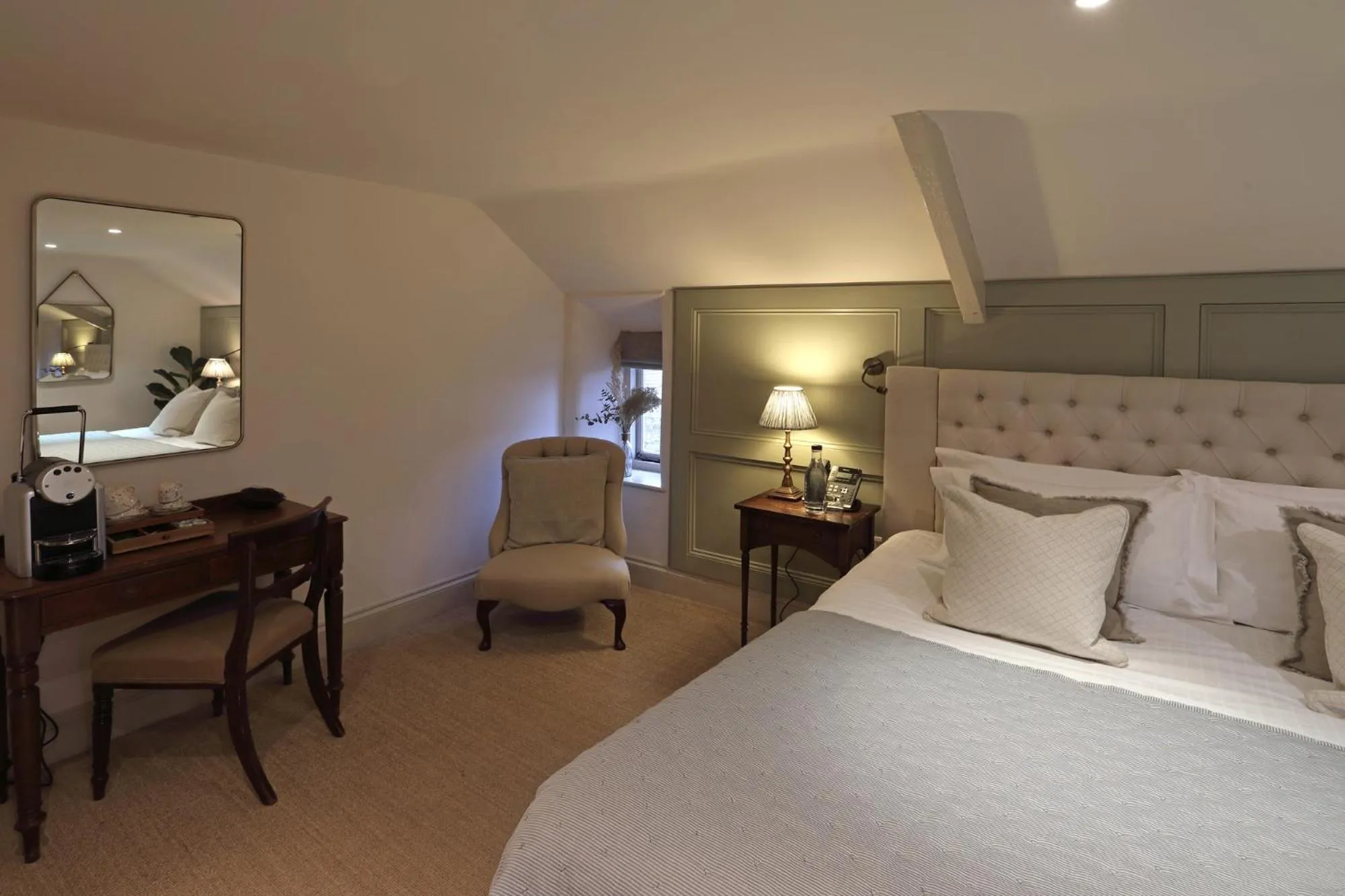 Seating area, Bed in The Feathered Nest Inn