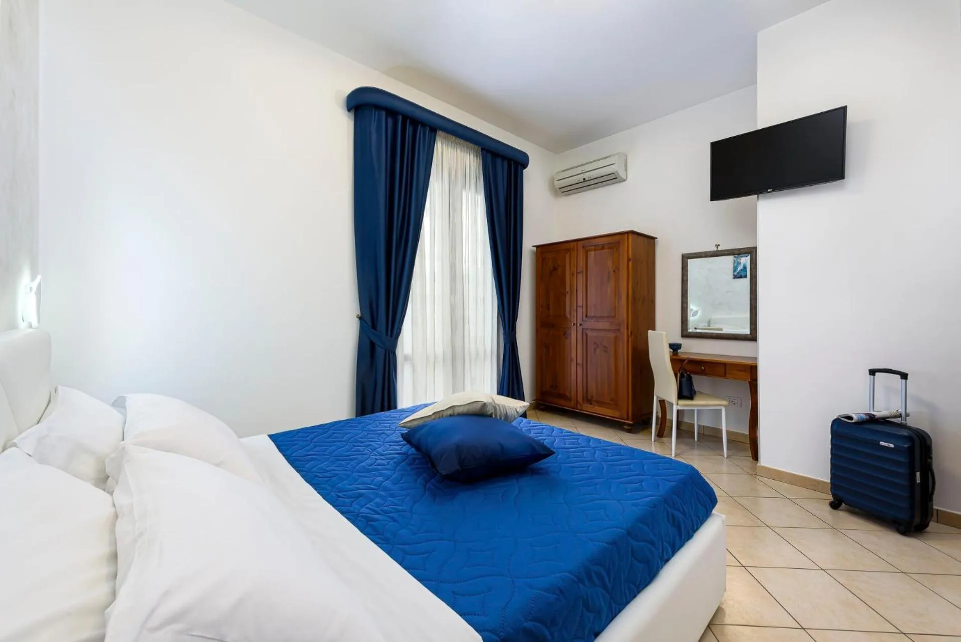 Photo of the whole room, Bed in Hotel La Darsena