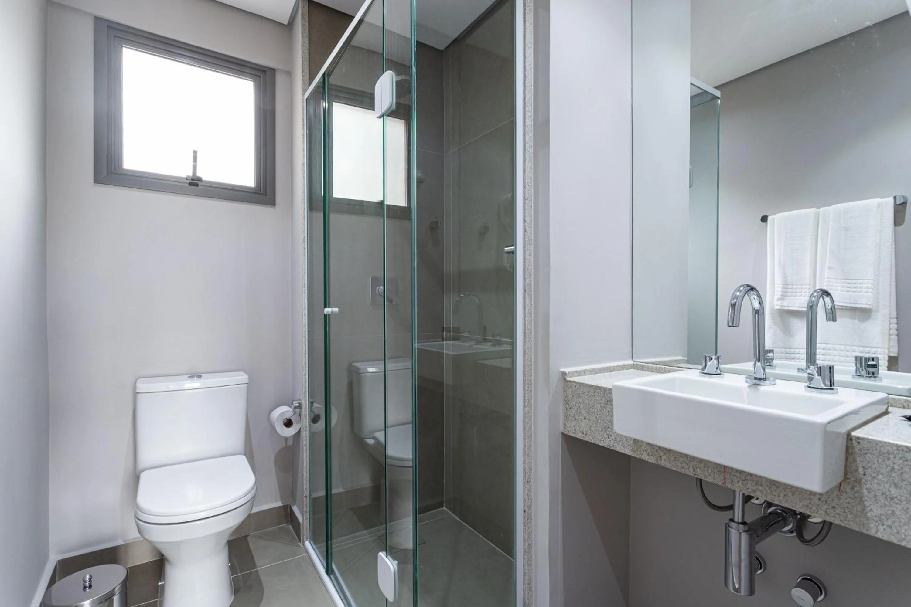 Shower in Charlie Haddock Jardim Paulista