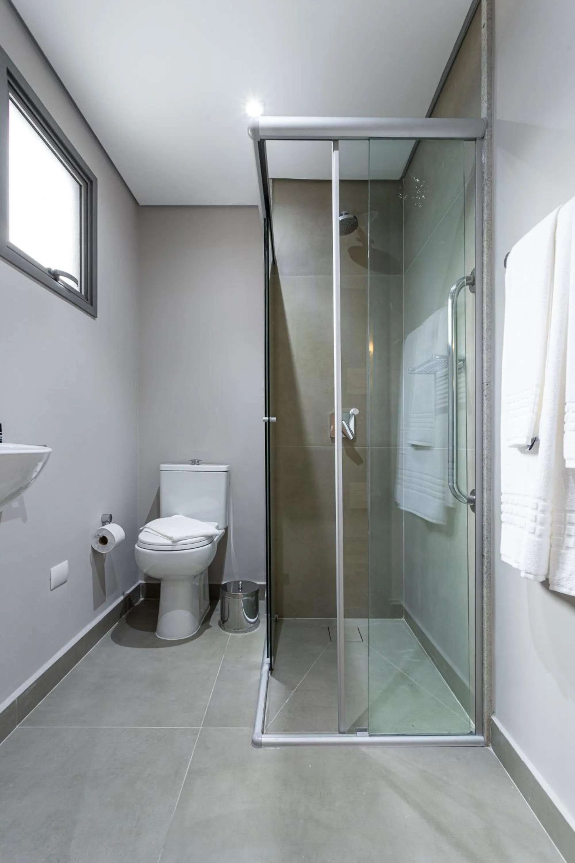 Shower in Charlie Haddock Jardim Paulista