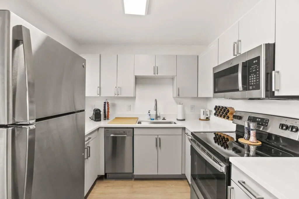 Kitchen or kitchenette in Lovely 1-bedroom condo in Biltmore - Parking
