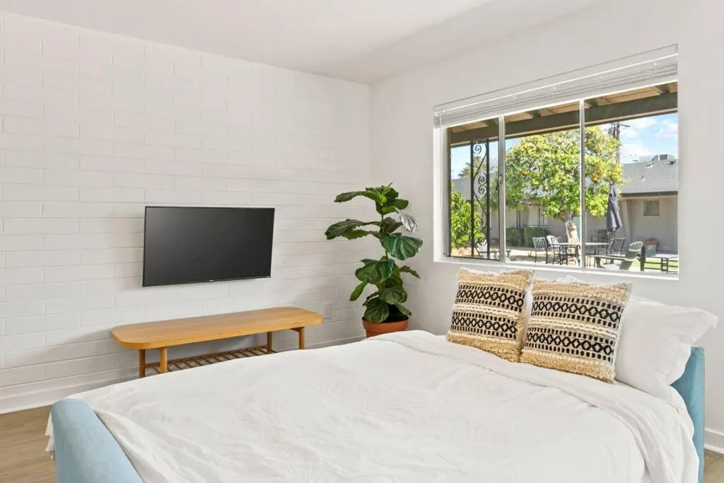 Bedroom in Lovely 1-bedroom condo in Biltmore - Parking