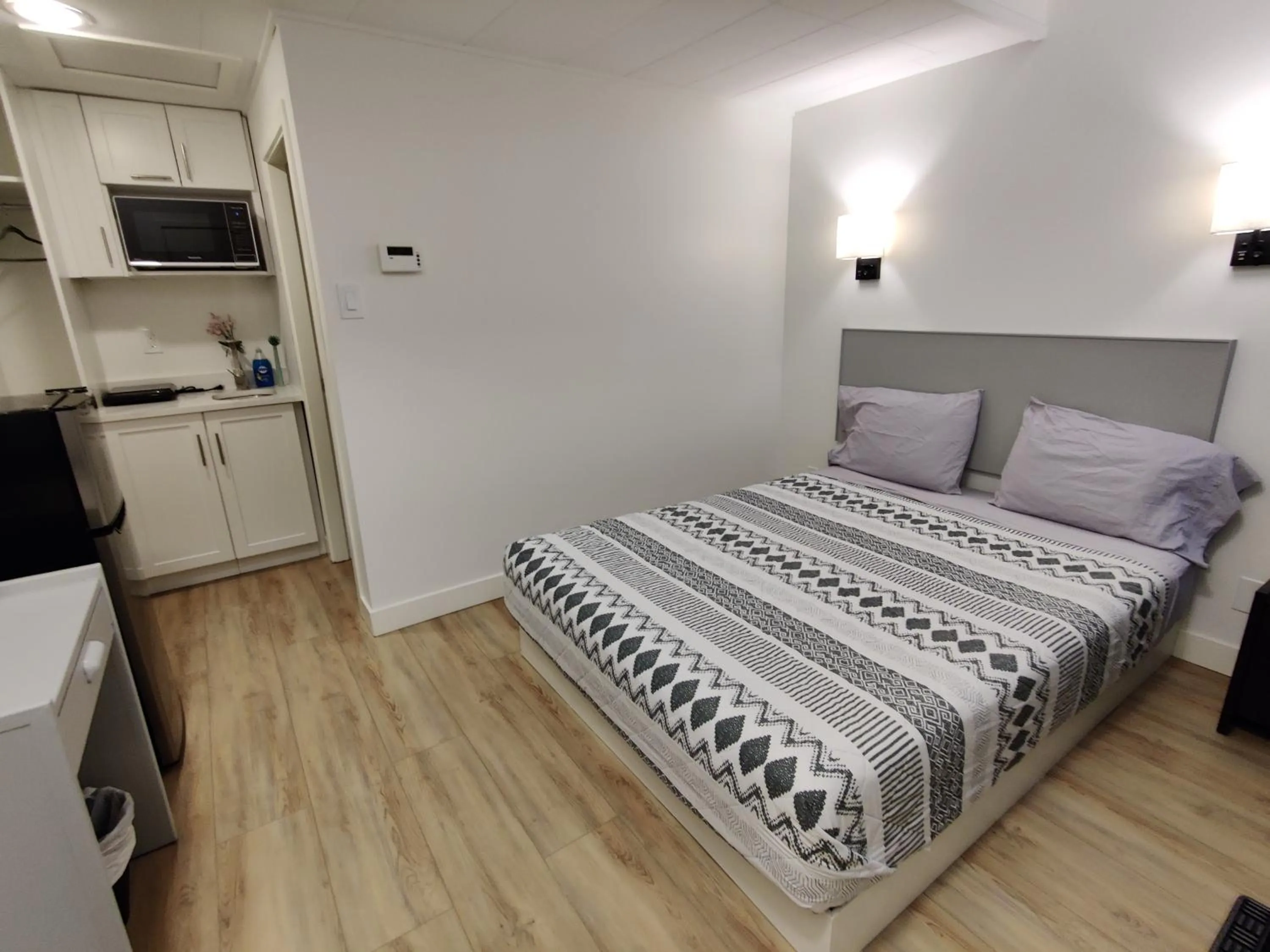 Photo of the whole room, Bed in Destination Inn Cache Creek