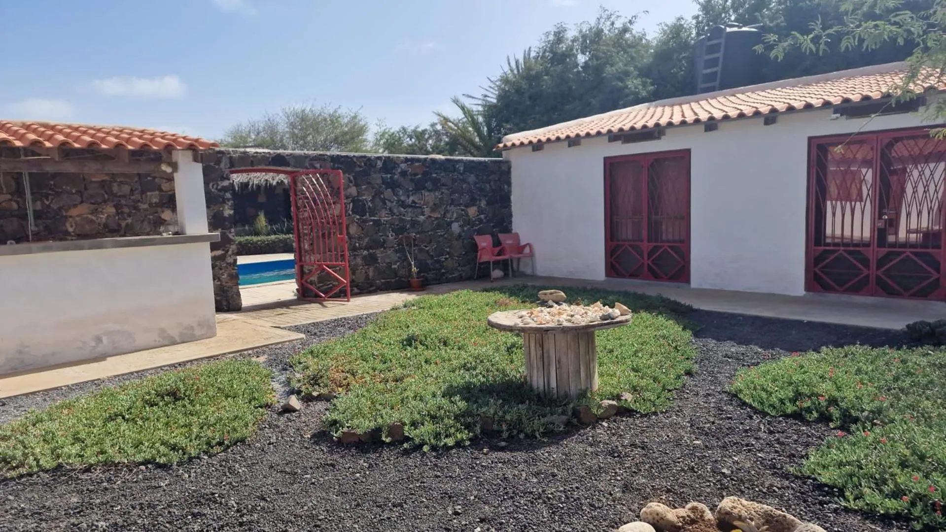 Inner courtyard view in Villa Morabeza Guest House