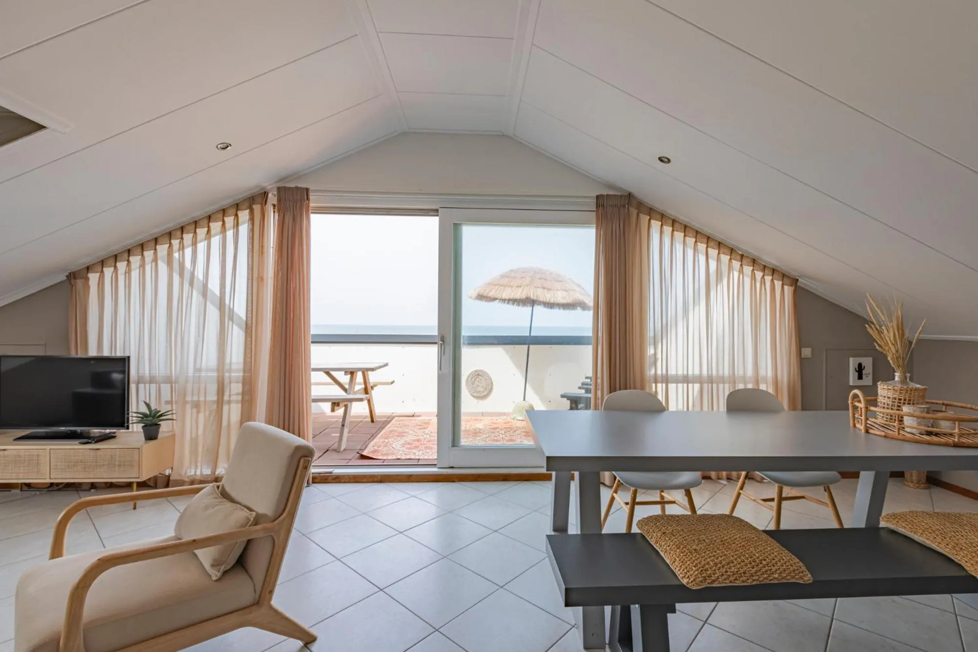 Communal lounge/ TV room in Strandhotel Camperduin