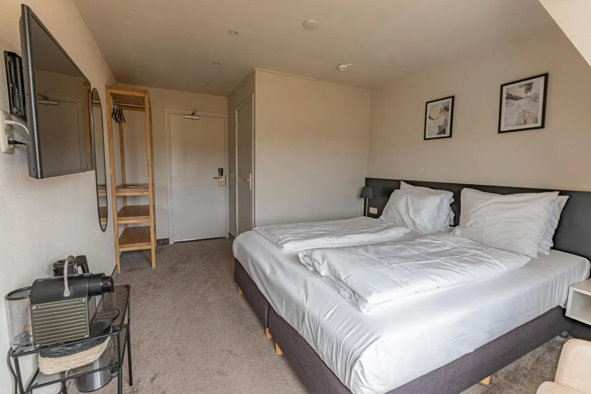 Bed in Strandhotel Camperduin