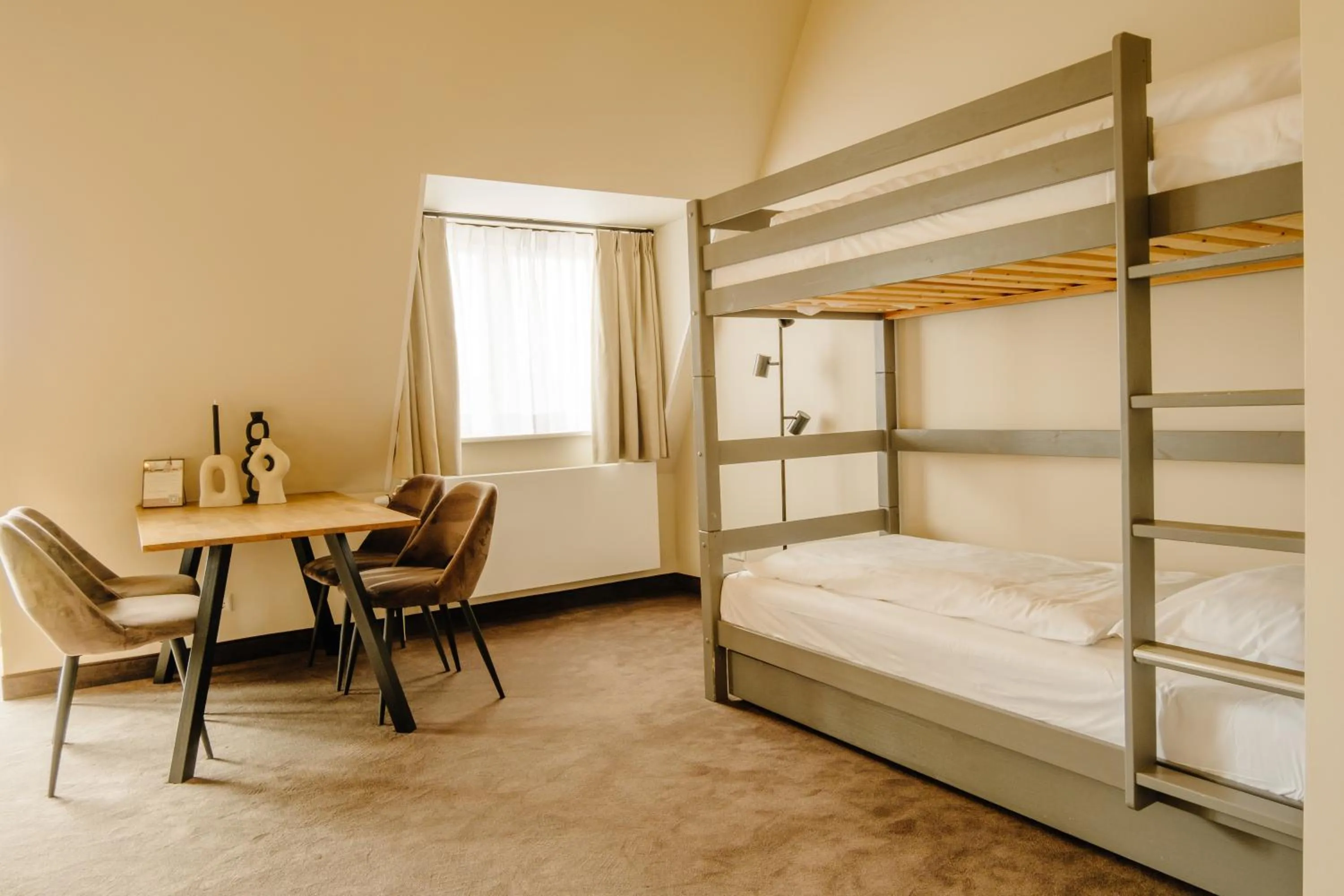 Dining area, Bed in Strandhotel Camperduin