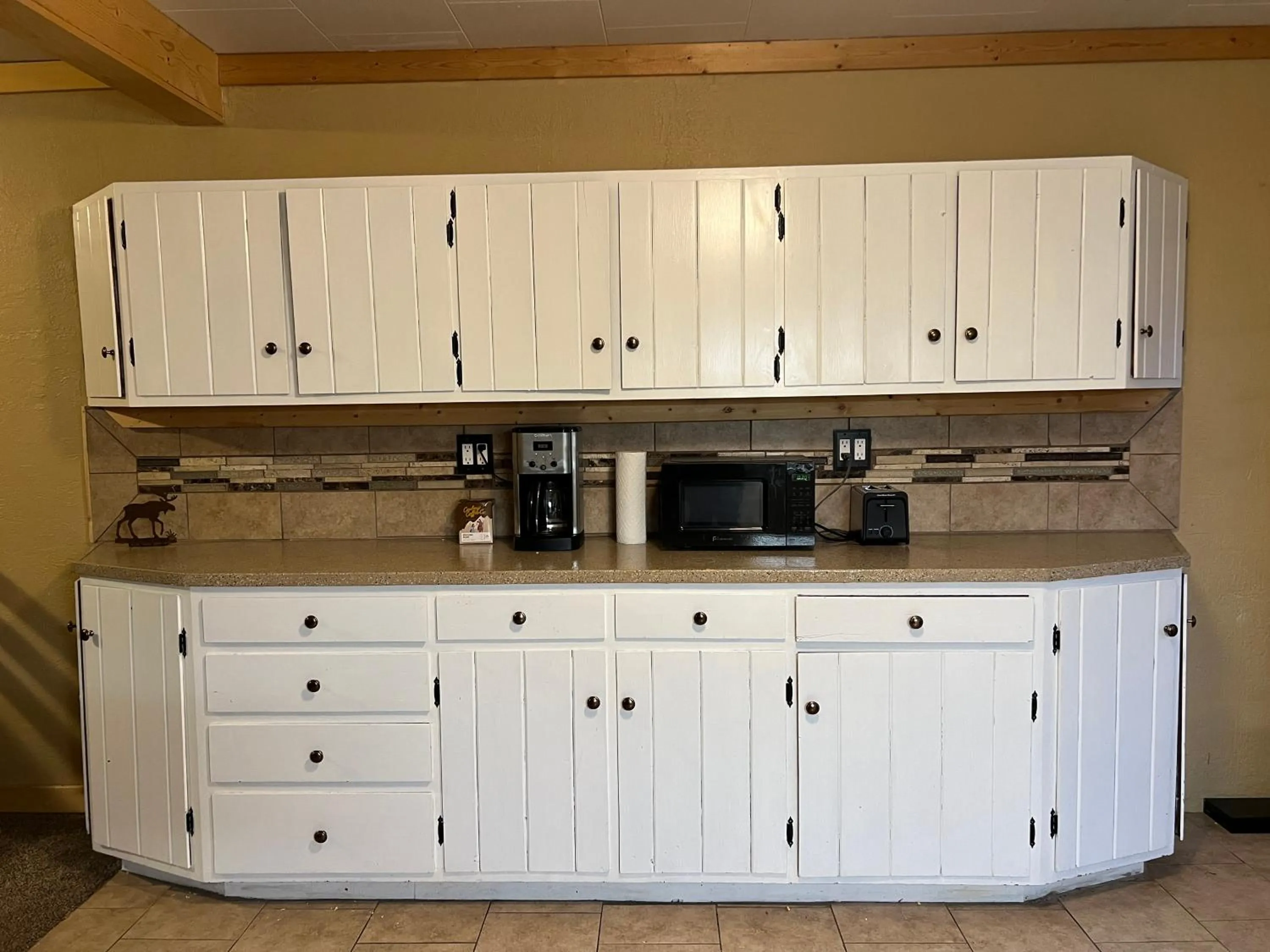 Kitchen or kitchenette in Chinook Winds Lodge