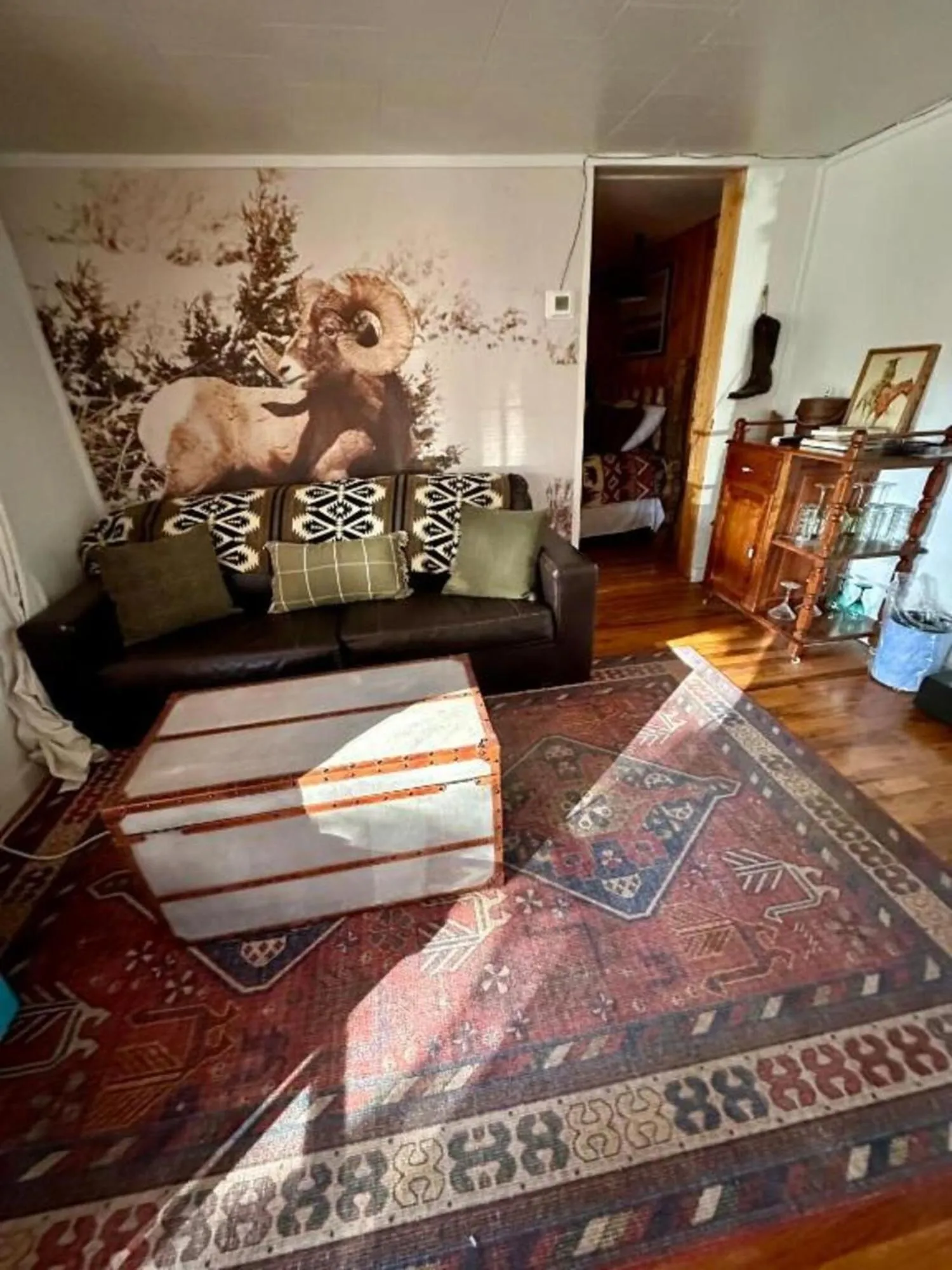 Living room, Bed in Chinook Winds Lodge