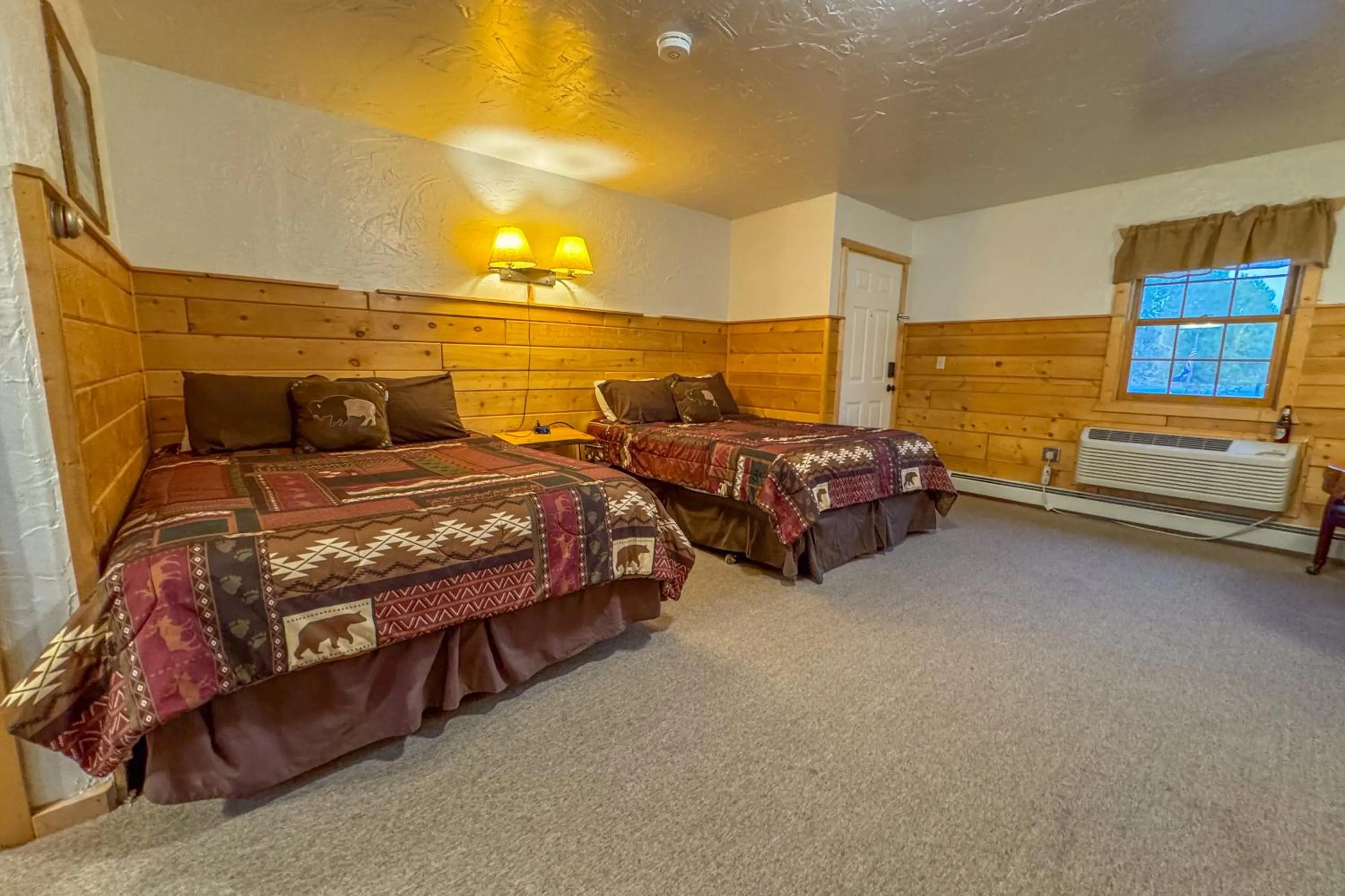 Photo of the whole room, Bed in Chinook Winds Lodge