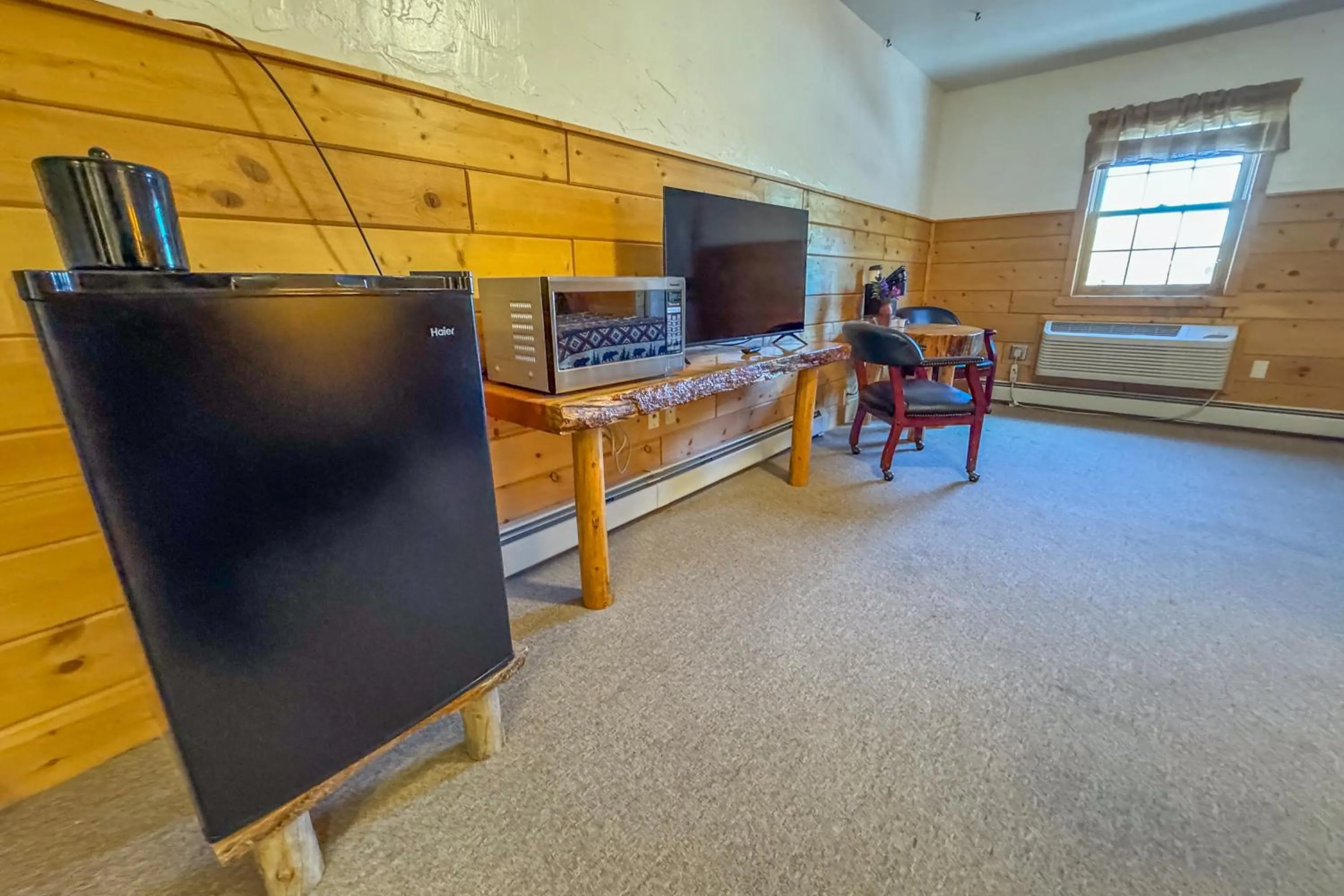 Evening entertainment in Chinook Winds Lodge