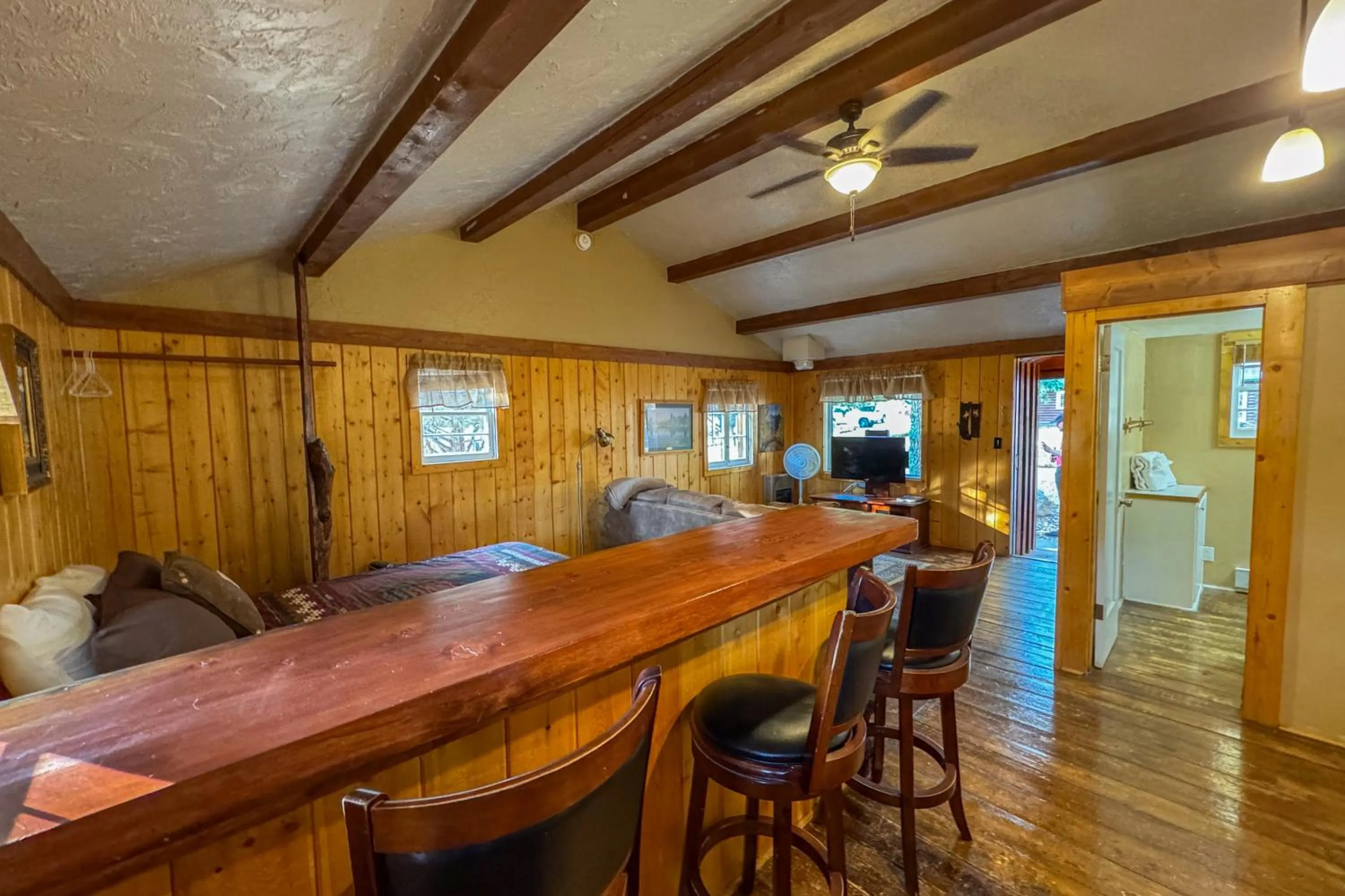 Dining area in Chinook Winds Lodge