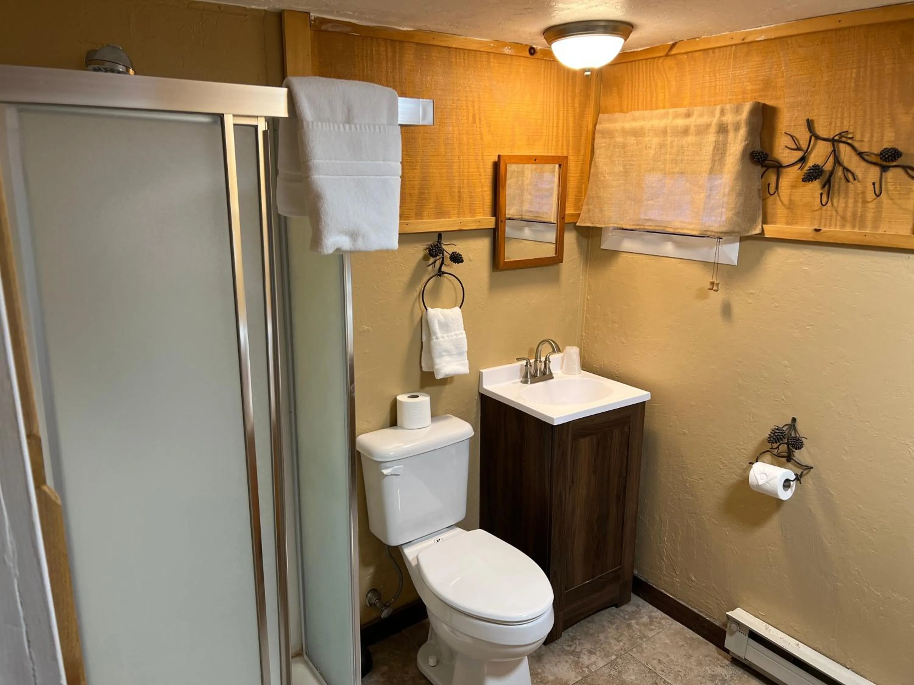 Bathroom in Chinook Winds Lodge